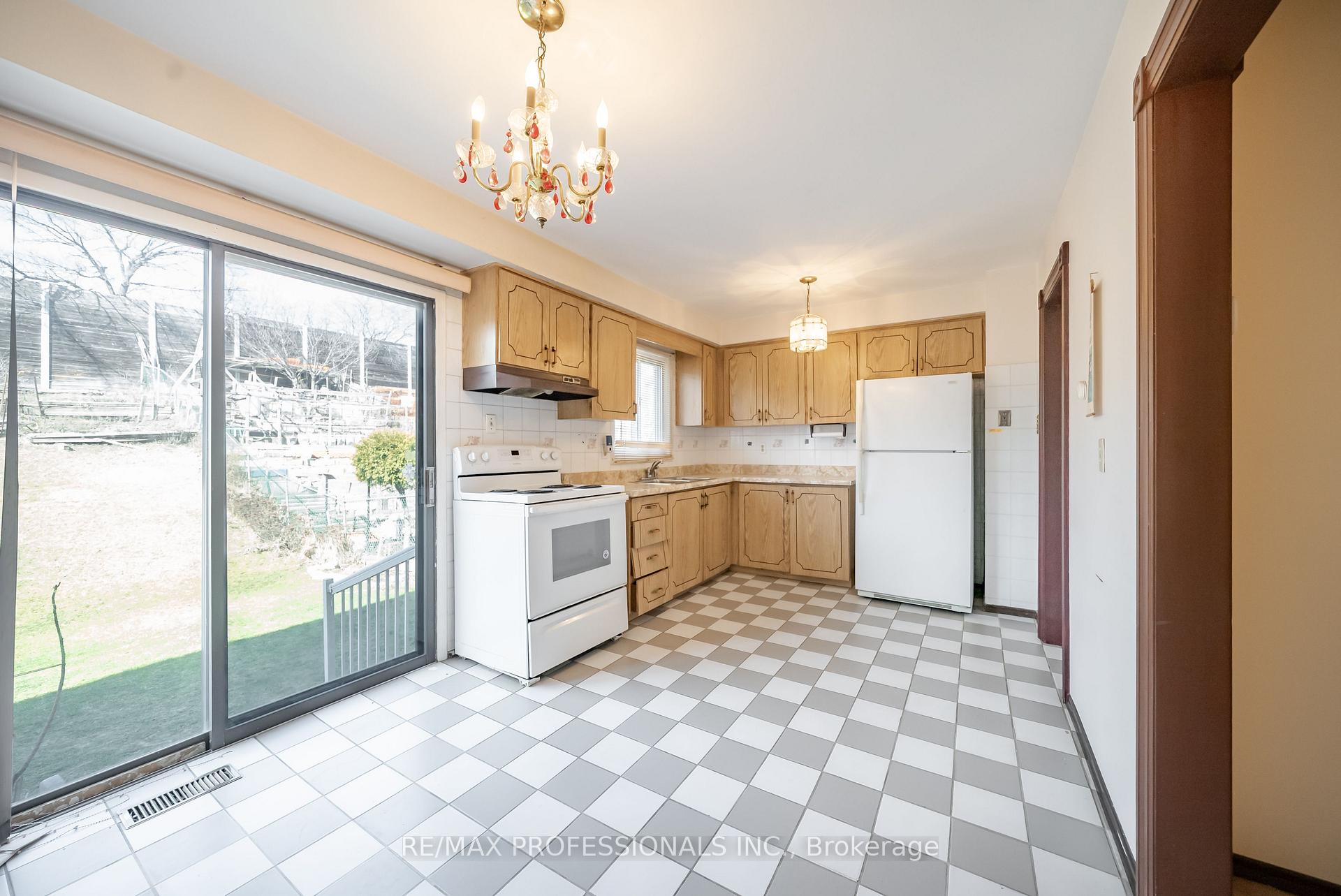 Photo 4 of 80 McClintock Crescent, Vaughan, Lakeview Estates — HOMEH