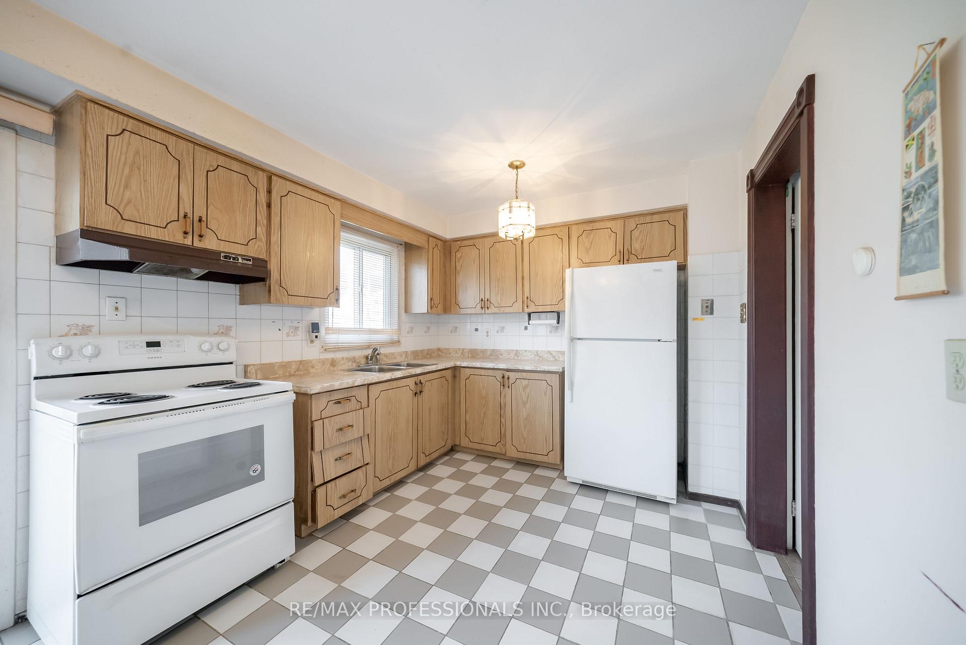 Photo 5 of 80 McClintock Crescent, Vaughan, Lakeview Estates — HOMEH
