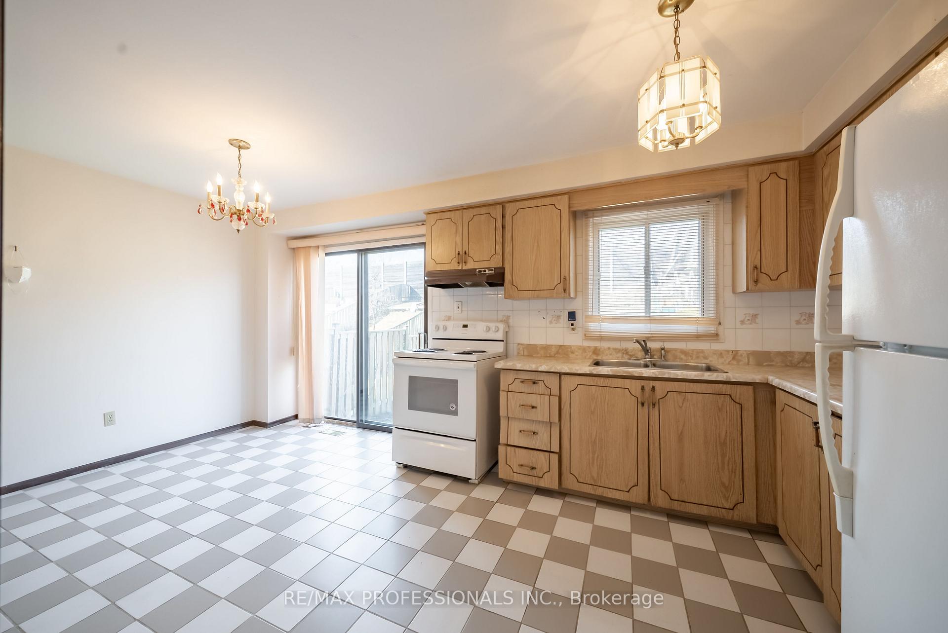 Photo 6 of 80 McClintock Crescent, Vaughan, Lakeview Estates — HOMEH
