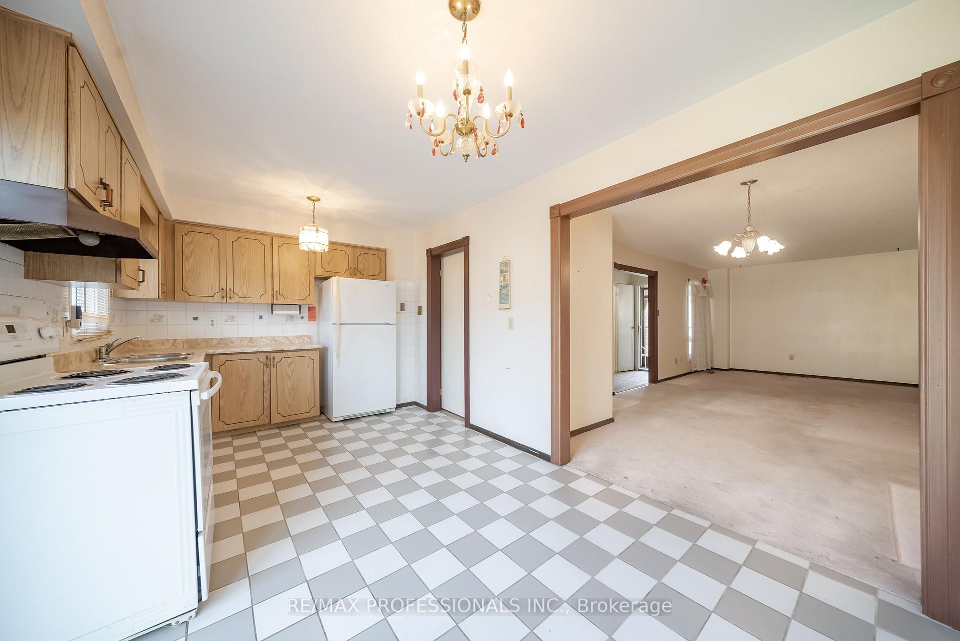 Photo 7 of 80 McClintock Crescent, Vaughan, Lakeview Estates — HOMEH