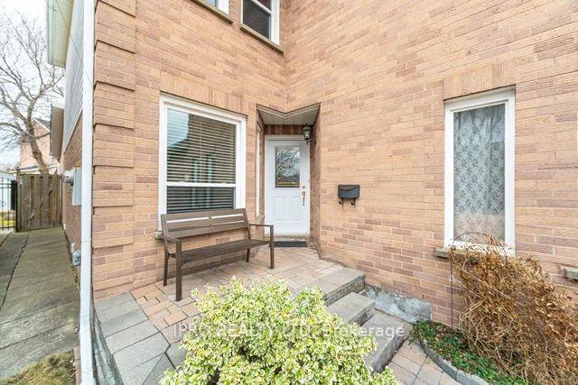 Photo 4 of 117 Ecclestone Drive E, Brampton, Brampton West — HOMEH