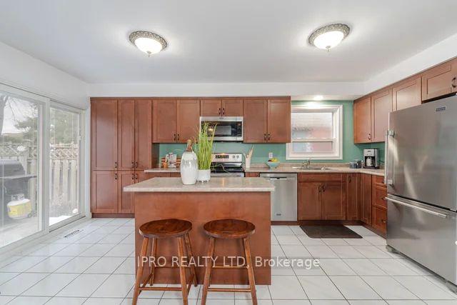 Photo 10 of 117 Ecclestone Drive E, Brampton, Brampton West — HOMEH