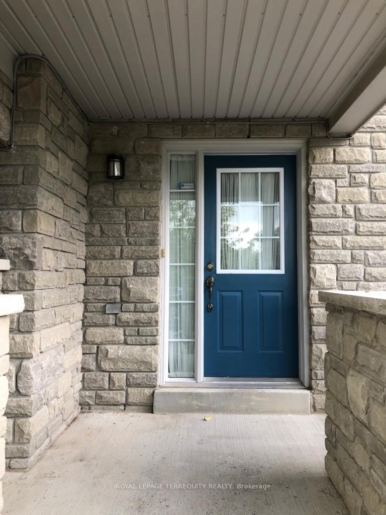 Photo 3 of 8 Thoroughbred Way, Markham, Berczy — HOMEH
