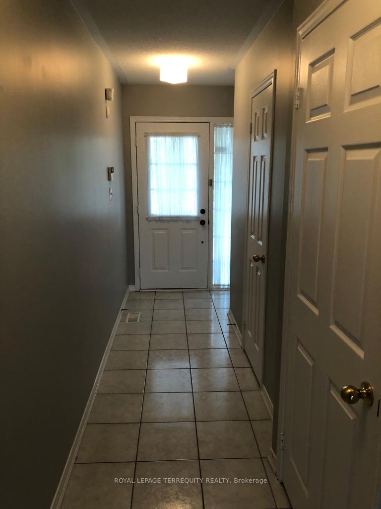 Photo 4 of 8 Thoroughbred Way, Markham, Berczy — HOMEH