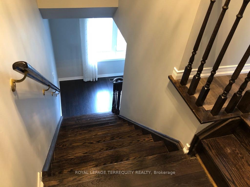Photo 11 of 8 Thoroughbred Way, Markham, Berczy — HOMEH