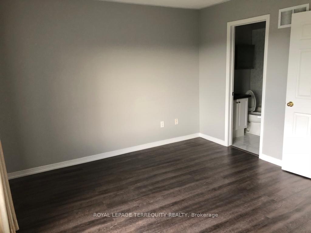 Photo 12 of 8 Thoroughbred Way, Markham, Berczy — HOMEH