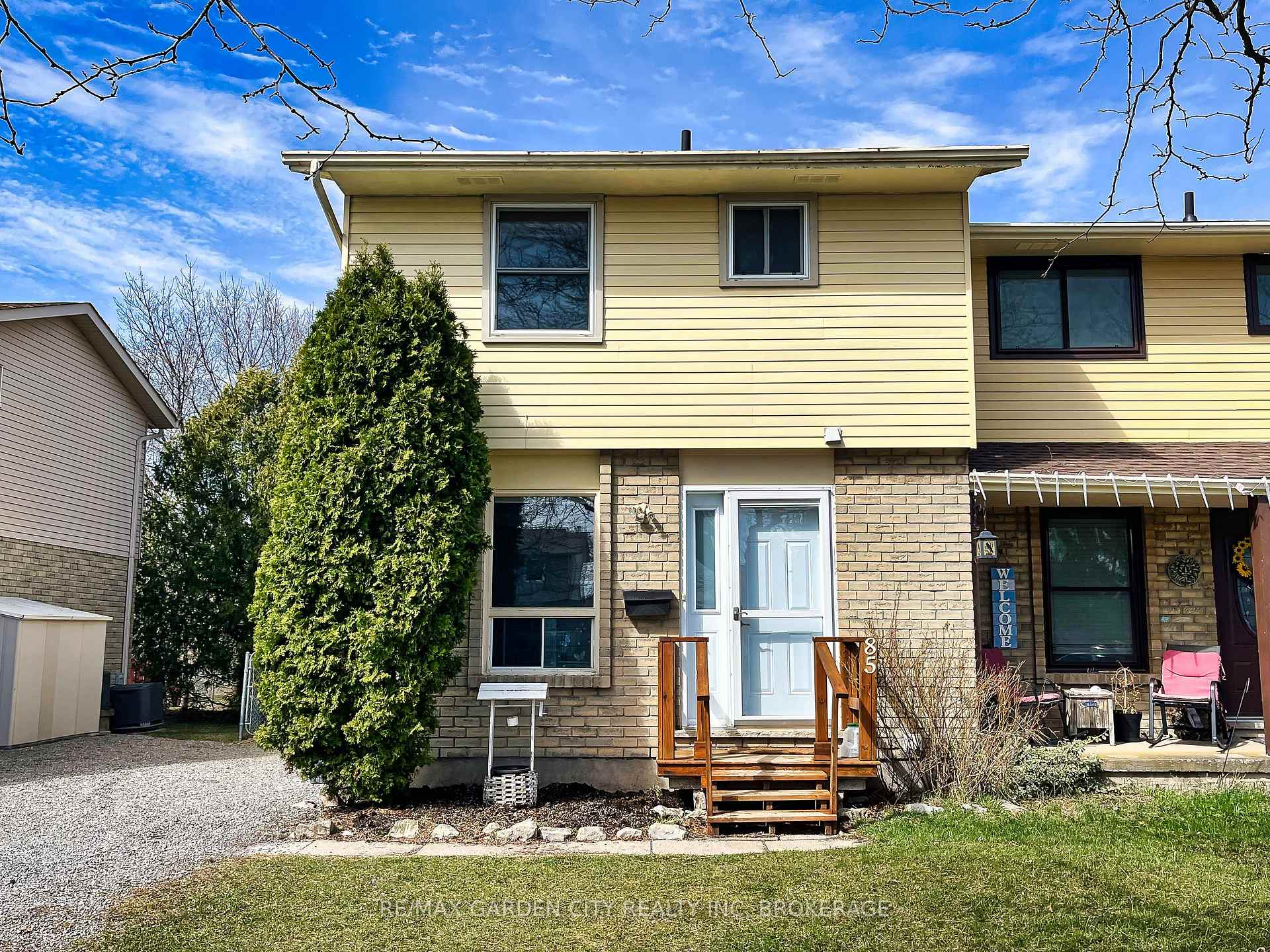 Photo 3 of 85 Oxford Street, St. Catharines, Secord Woods — HOMEH