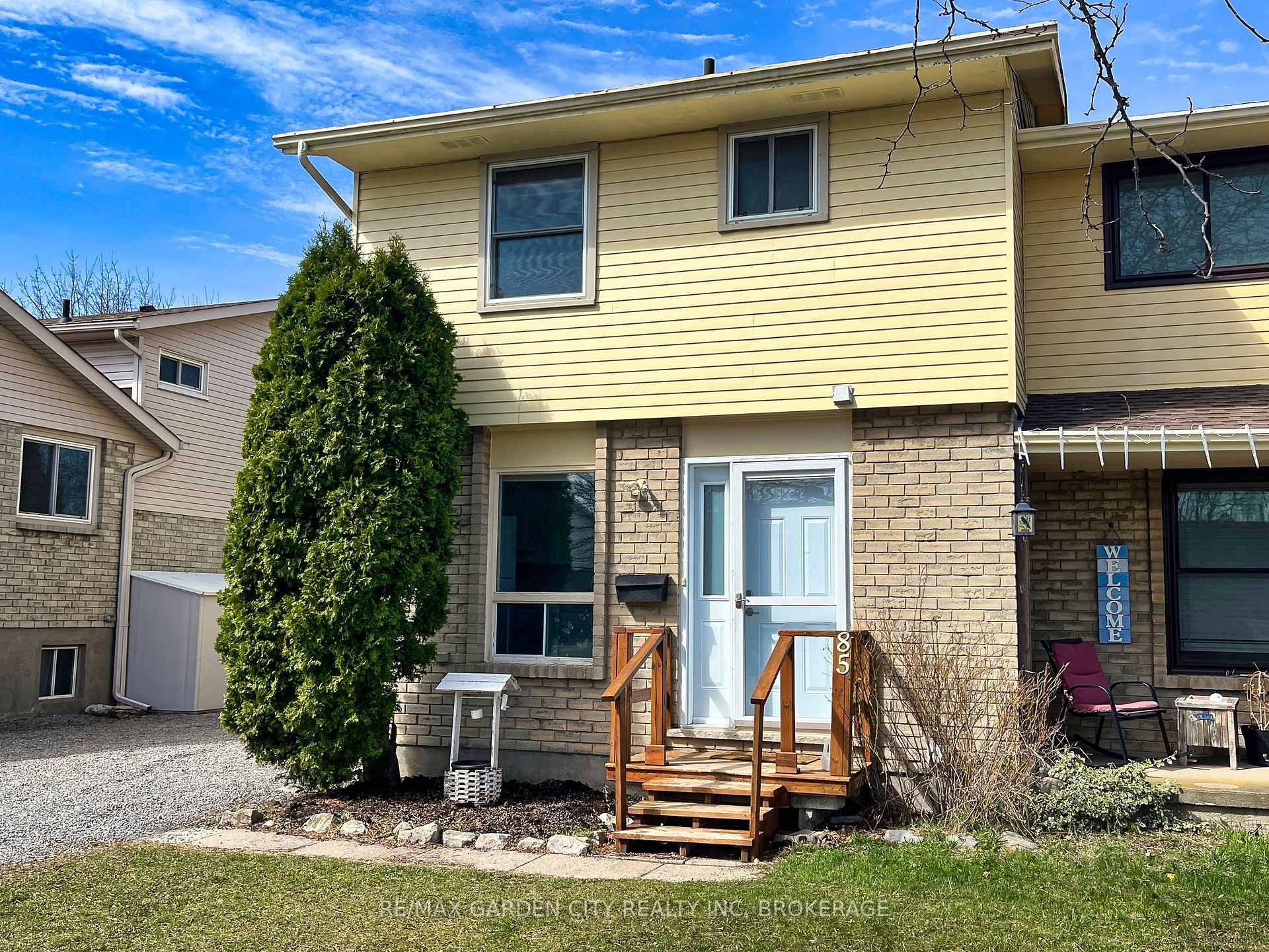 Photo 4 of 85 Oxford Street, St. Catharines, Secord Woods — HOMEH