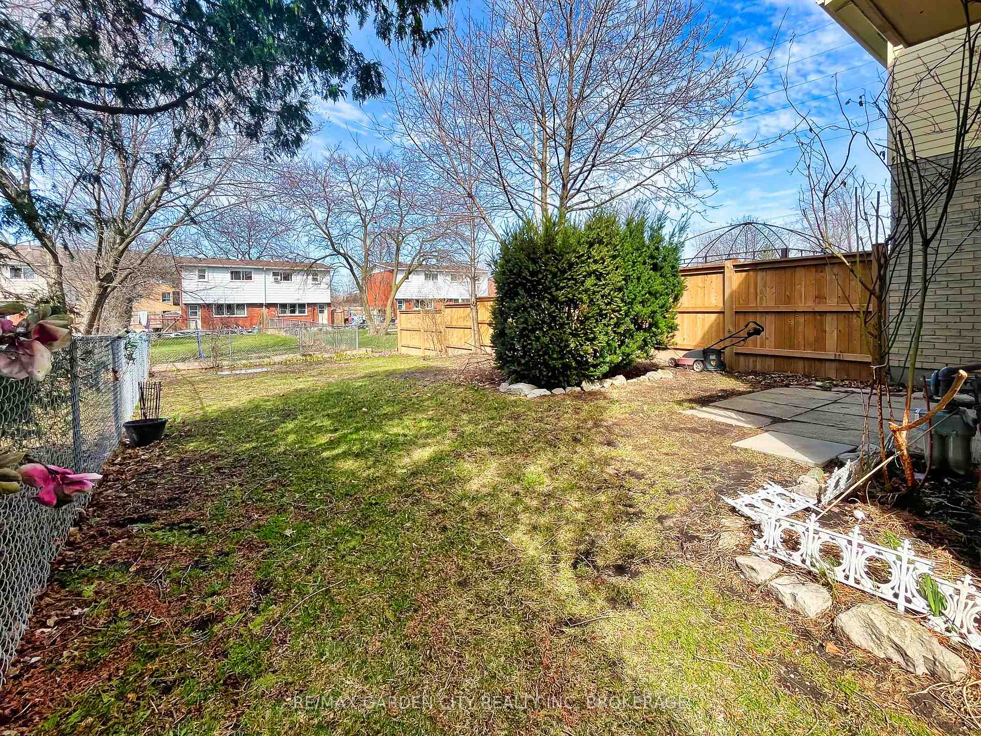 Photo 6 of 85 Oxford Street, St. Catharines, Secord Woods — HOMEH