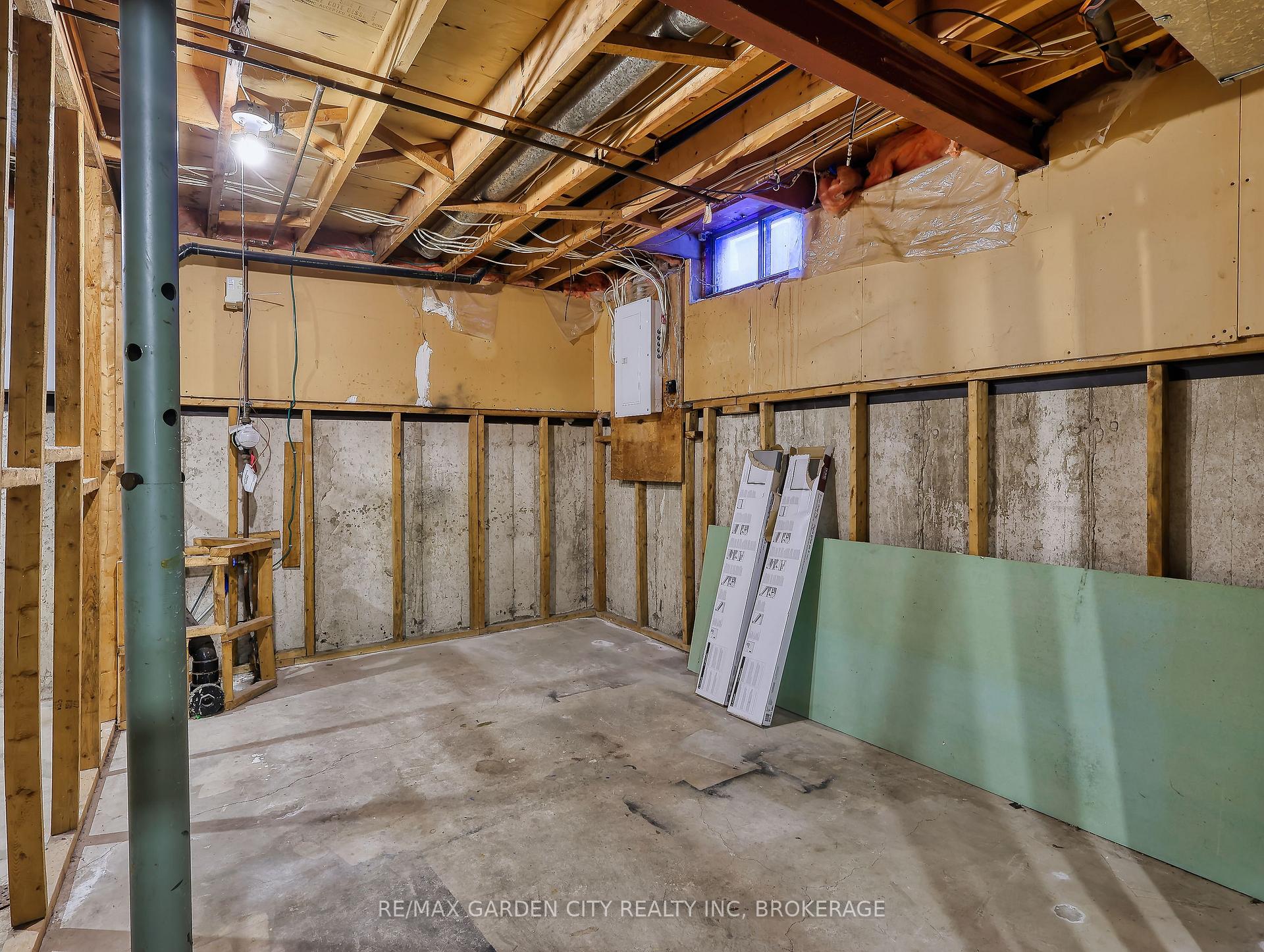 Photo 77 of 85 Oxford Street, St. Catharines, Secord Woods — HOMEH
