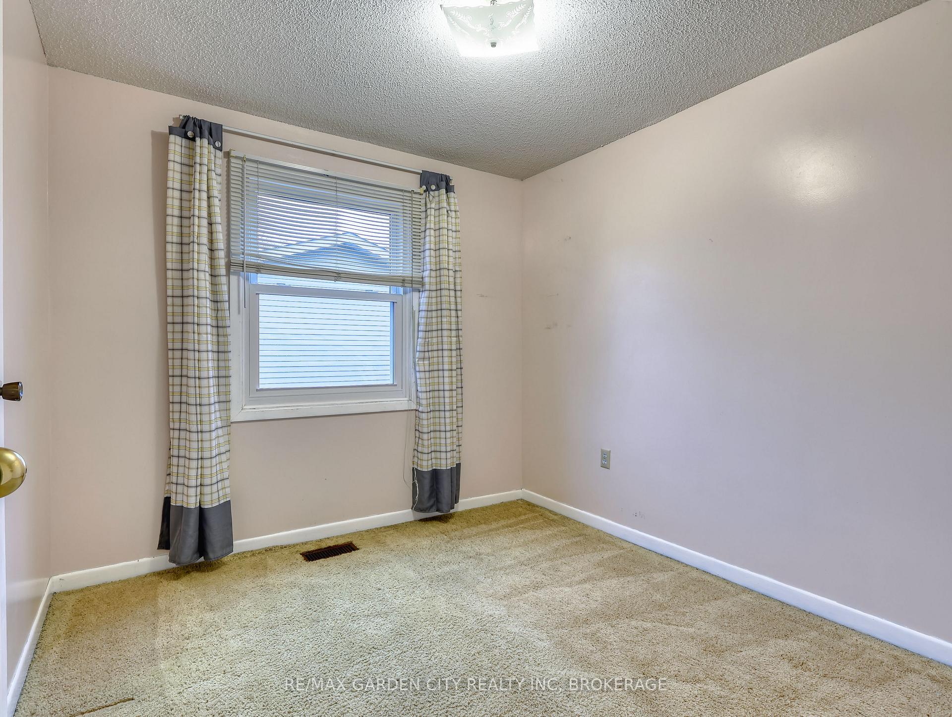 Photo 47 of 85 Oxford Street, St. Catharines, Secord Woods — HOMEH