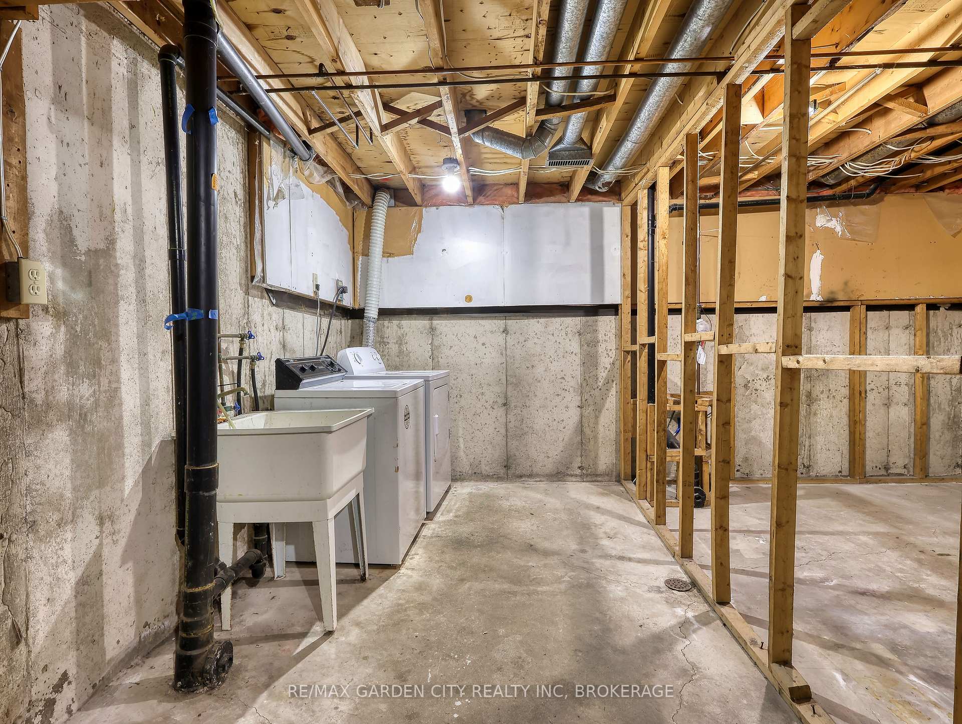 Photo 55 of 85 Oxford Street, St. Catharines, Secord Woods — HOMEH