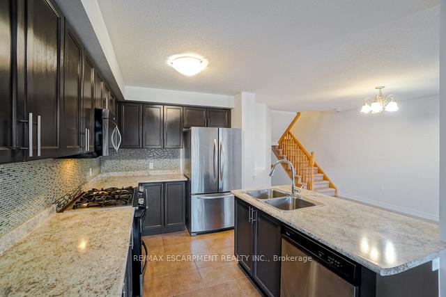 Photo 3 of 233 Bellagio Avenue, Hamilton, Rural Glanbrook — HOMEH