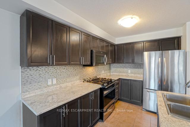 Photo 4 of 233 Bellagio Avenue, Hamilton, Rural Glanbrook — HOMEH