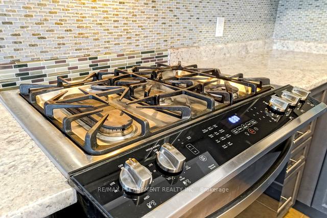 Photo 5 of 233 Bellagio Avenue, Hamilton, Rural Glanbrook — HOMEH