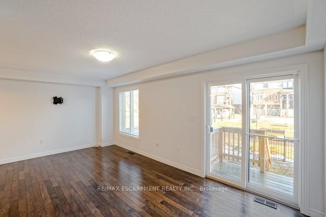 Photo 7 of 233 Bellagio Avenue, Hamilton, Rural Glanbrook — HOMEH