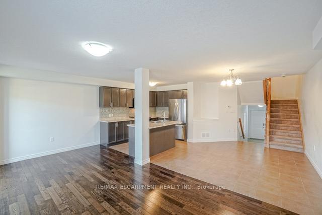 Photo 8 of 233 Bellagio Avenue, Hamilton, Rural Glanbrook — HOMEH
