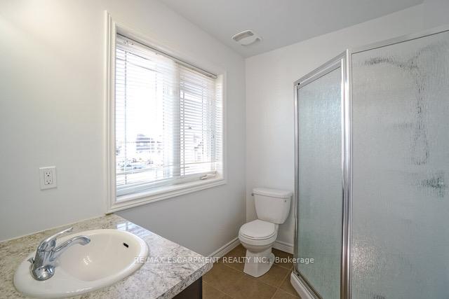 Photo 11 of 233 Bellagio Avenue, Hamilton, Rural Glanbrook — HOMEH