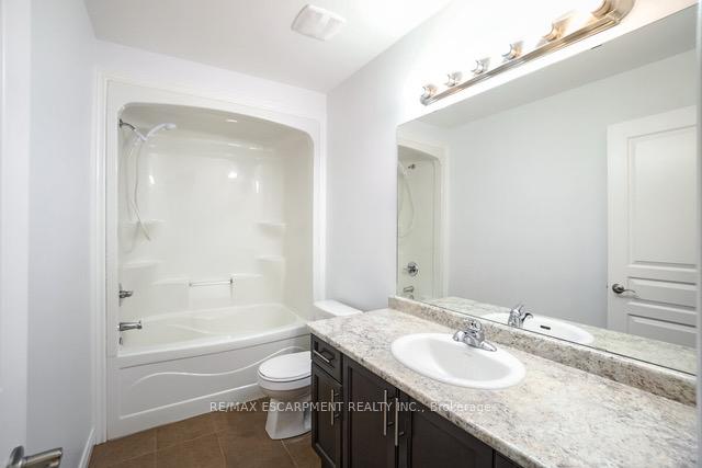 Photo 15 of 233 Bellagio Avenue, Hamilton, Rural Glanbrook — HOMEH