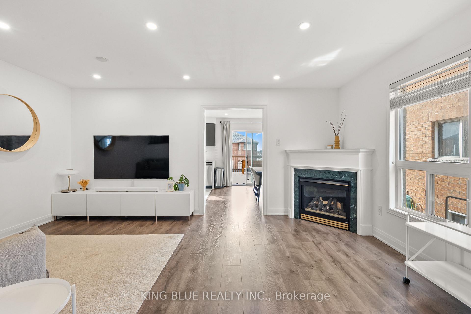 Photo 4 of 82 Harmony Road, Vaughan, Patterson — HOMEH