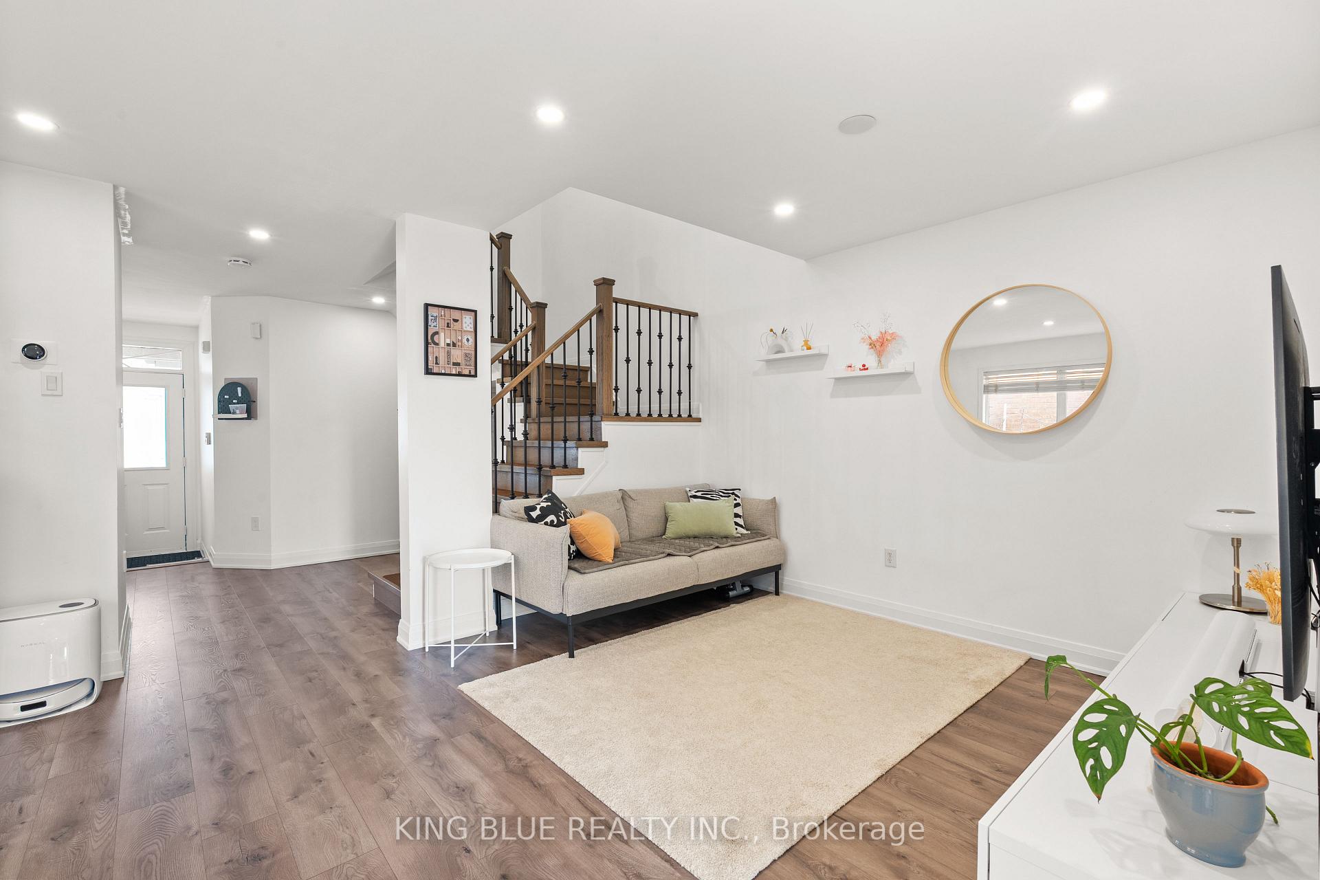 Photo 5 of 82 Harmony Road, Vaughan, Patterson — HOMEH