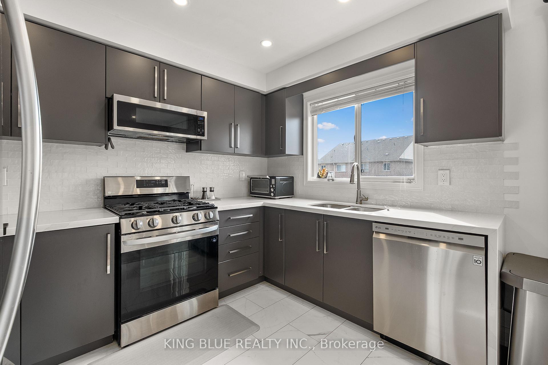 Photo 8 of 82 Harmony Road, Vaughan, Patterson — HOMEH