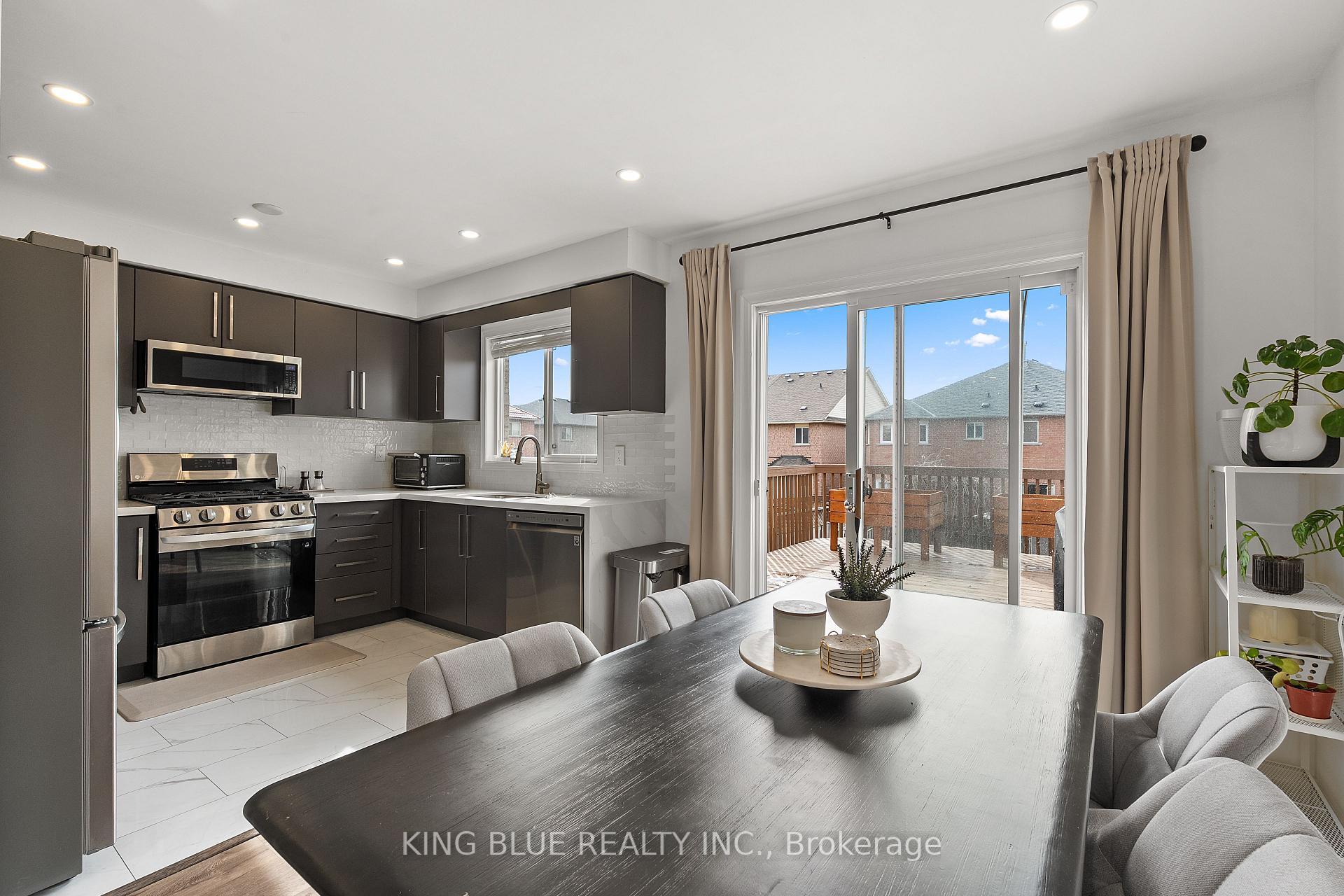 Photo 13 of 82 Harmony Road, Vaughan, Patterson — HOMEH