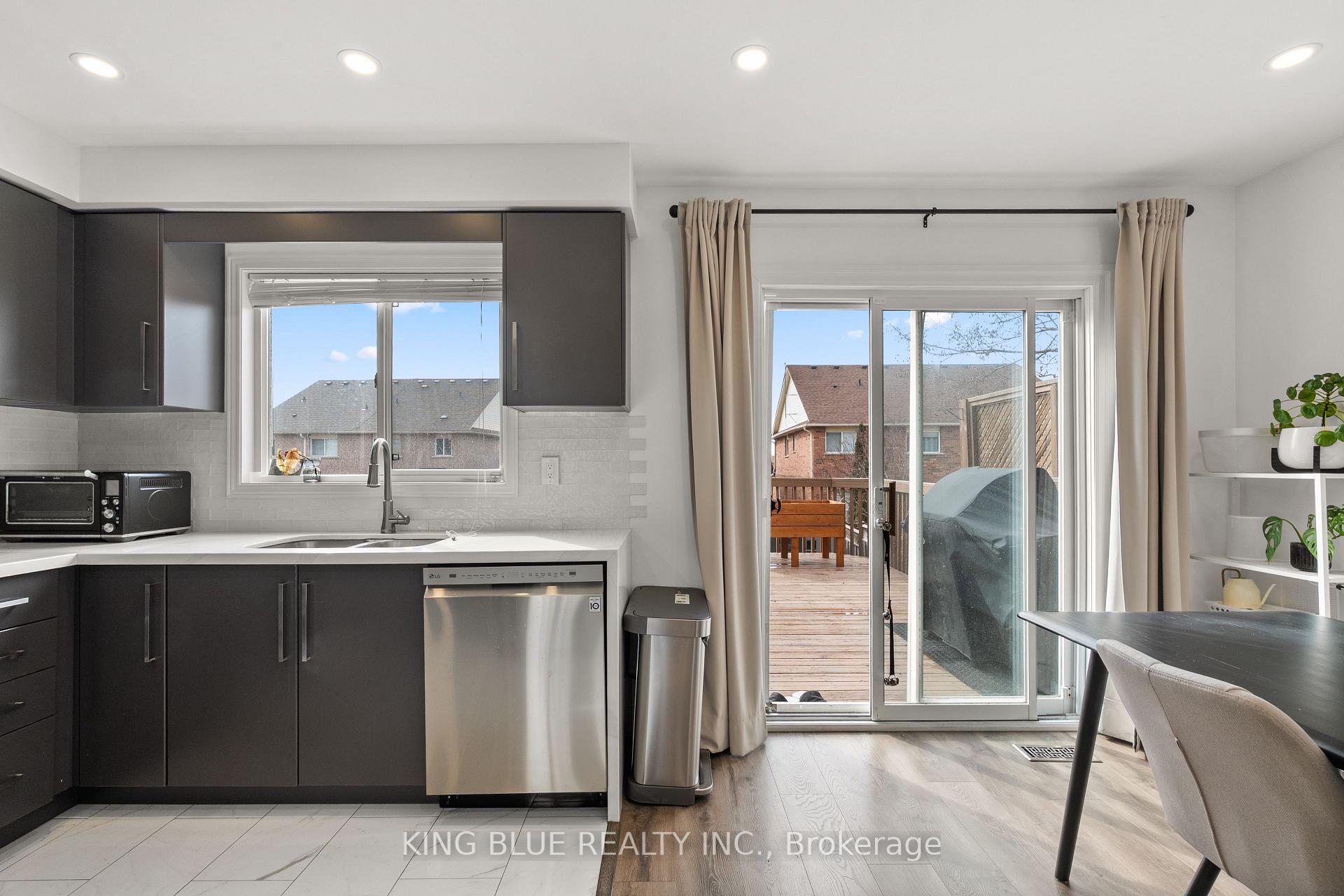 Photo 15 of 82 Harmony Road, Vaughan, Patterson — HOMEH