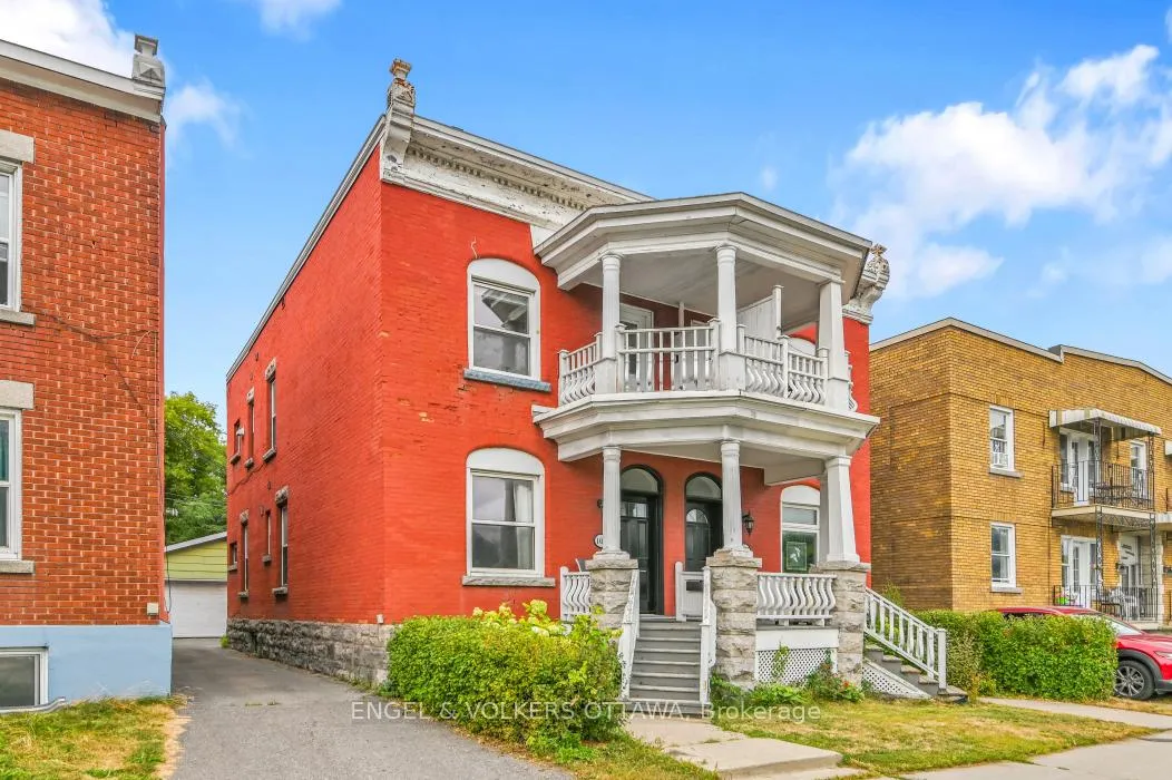 Front of Unit 1, 104 King Edward Avenue