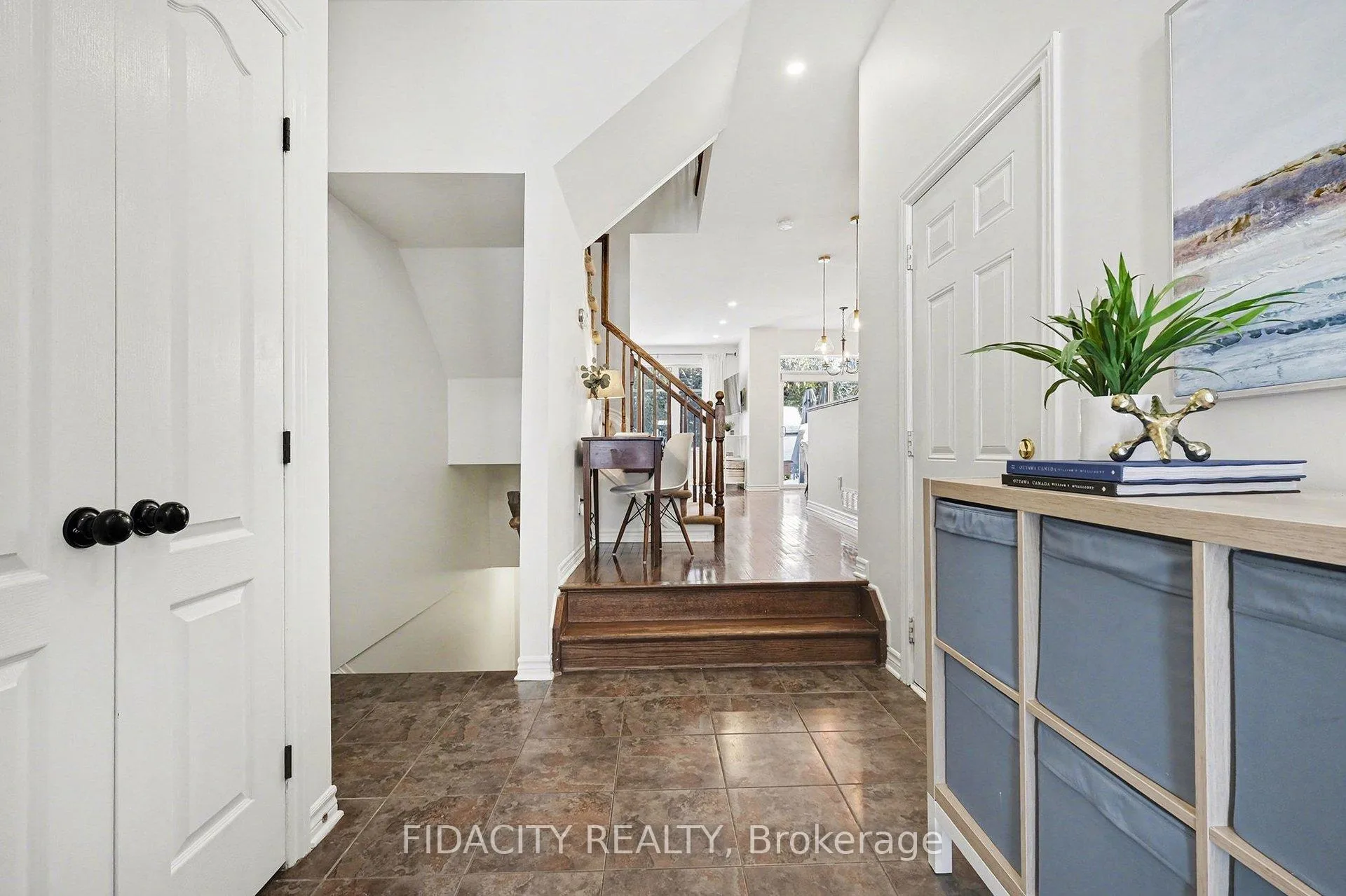 Photo 4 of 291 Horseshoe Crescent, Ottawa, Stittsville (North) — HOMEH