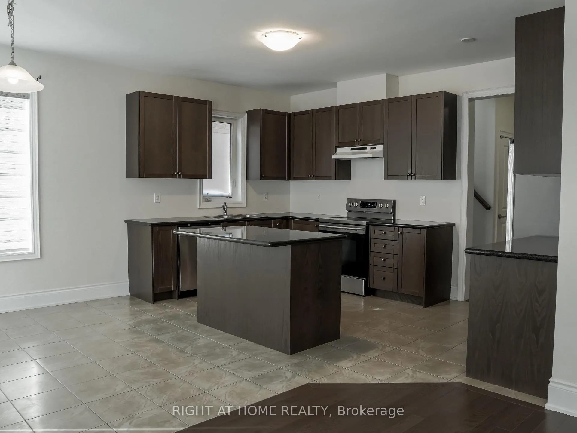 Photo 3 of Unit upper, 30 Alistair Crescent, Vaughan, Kleinburg — HOMEH
