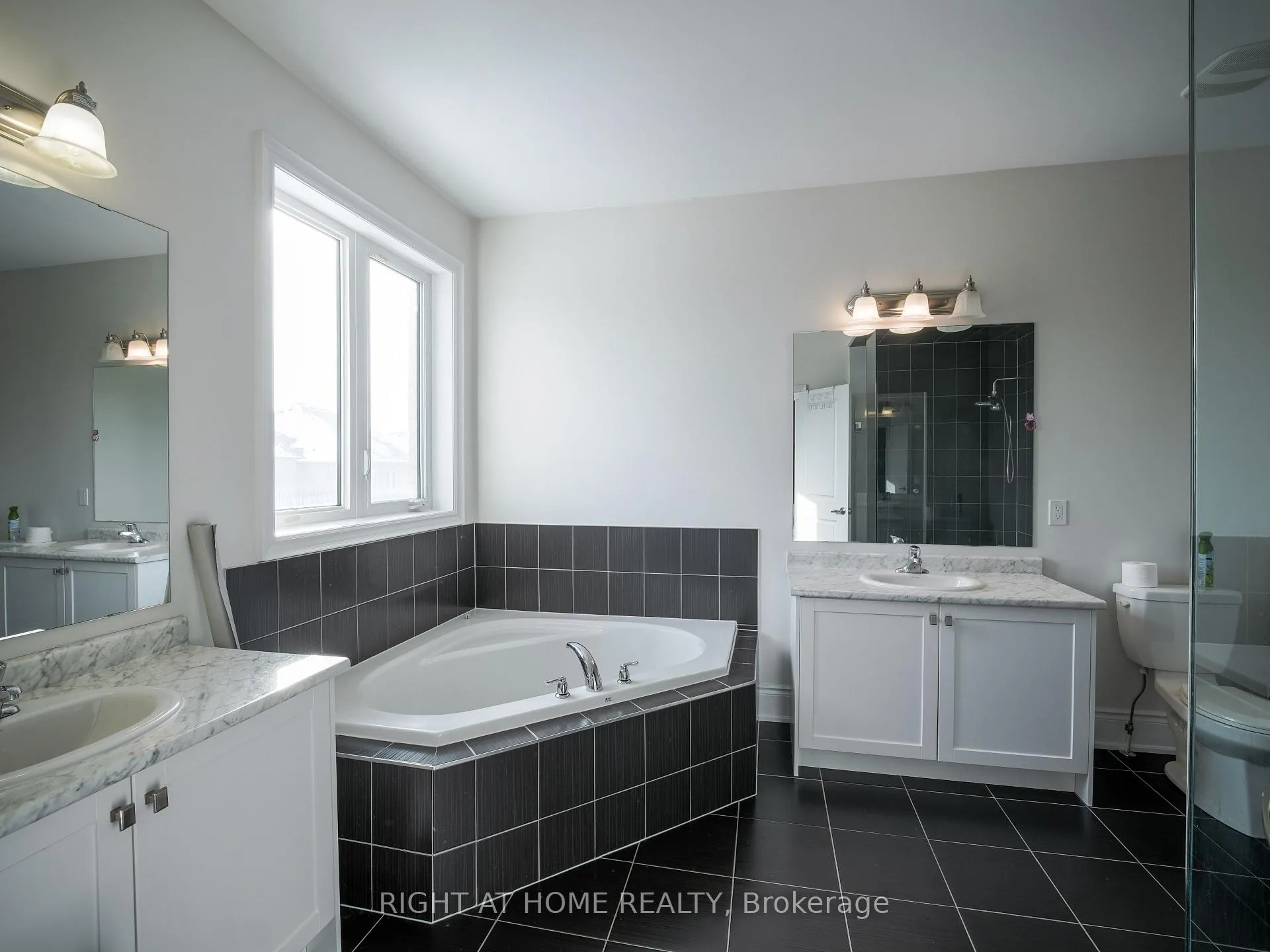 Photo 5 of Unit upper, 30 Alistair Crescent, Vaughan, Kleinburg — HOMEH