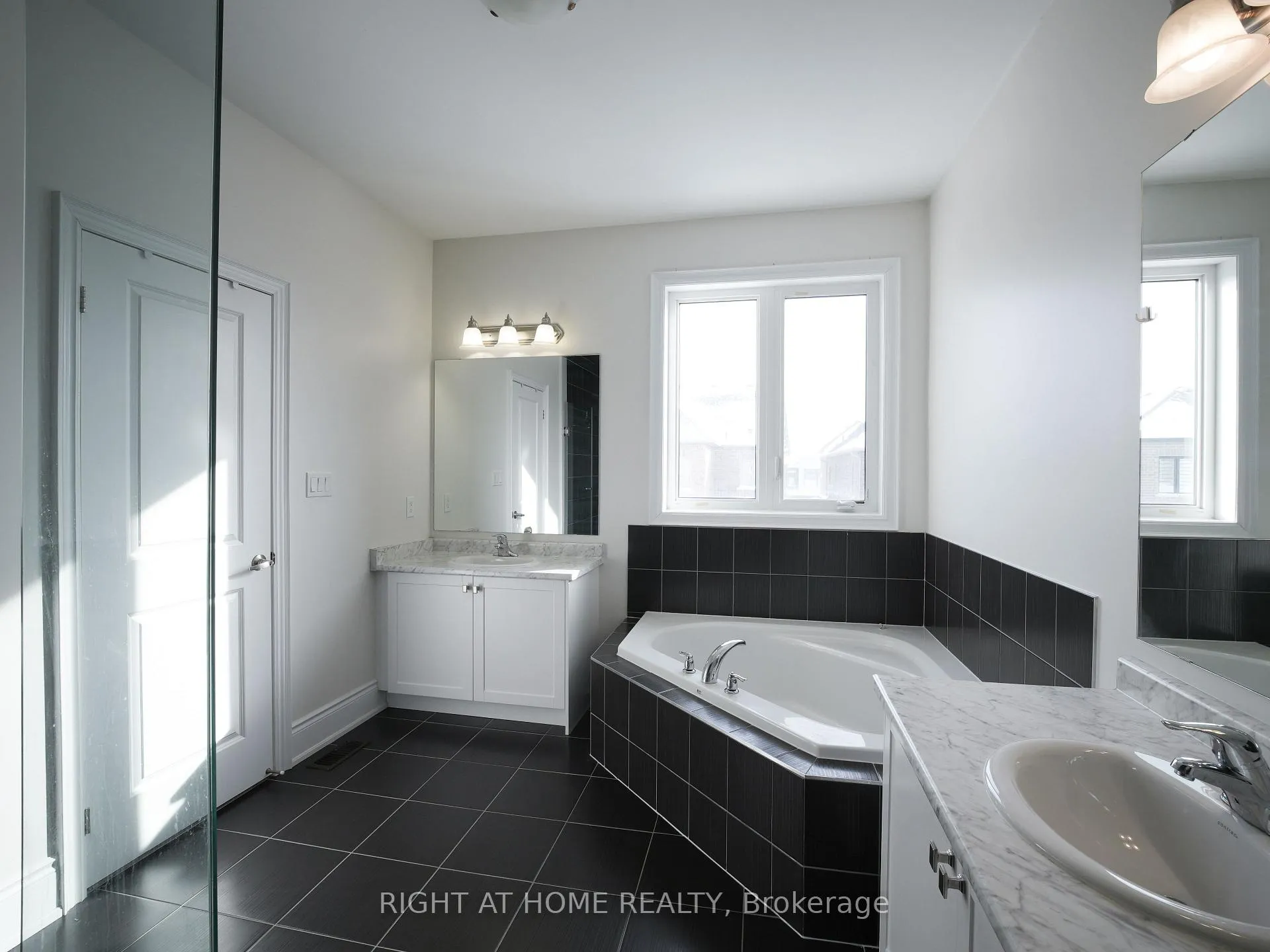 Photo 6 of Unit upper, 30 Alistair Crescent, Vaughan, Kleinburg — HOMEH