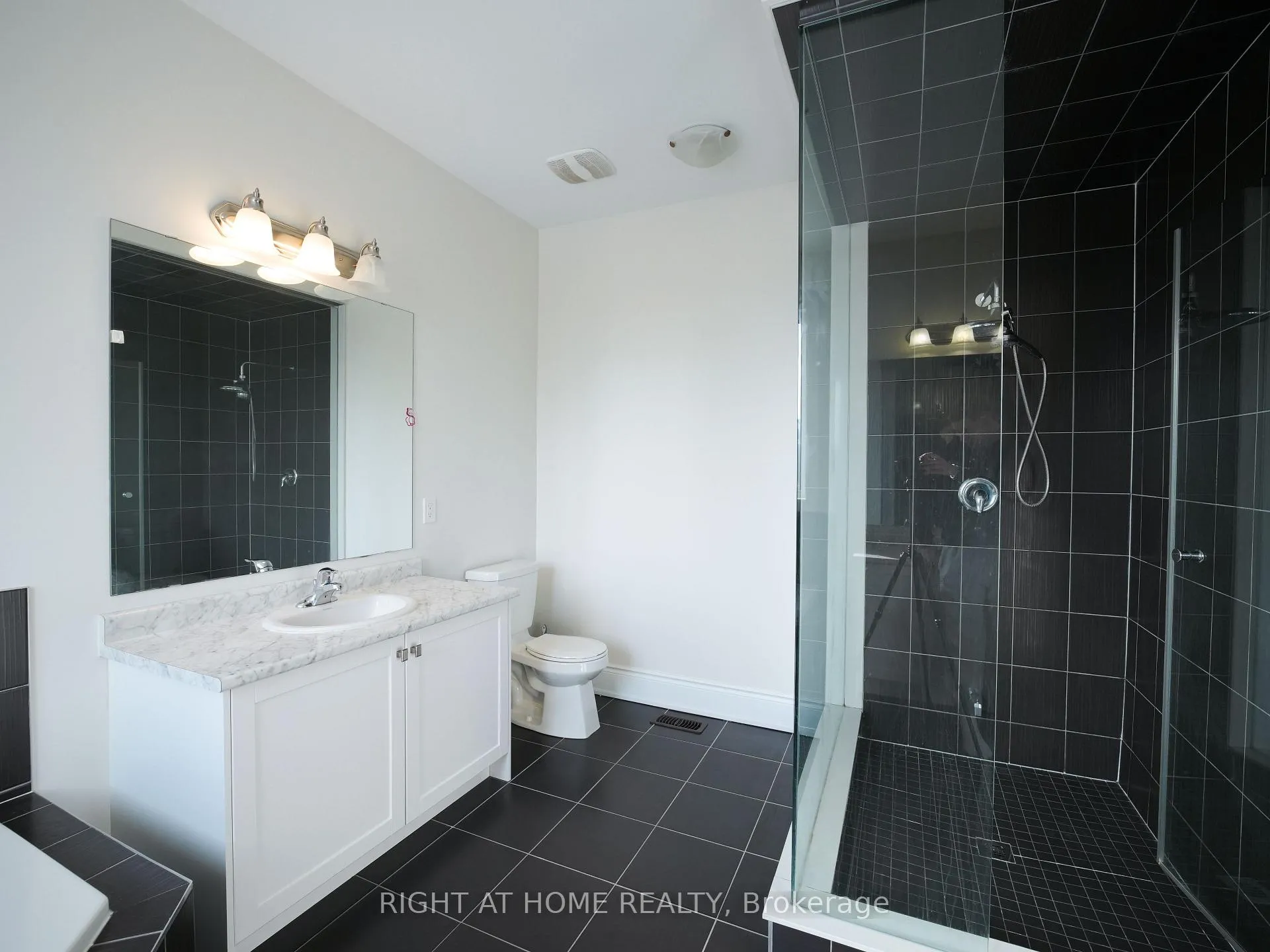 Photo 7 of Unit upper, 30 Alistair Crescent, Vaughan, Kleinburg — HOMEH