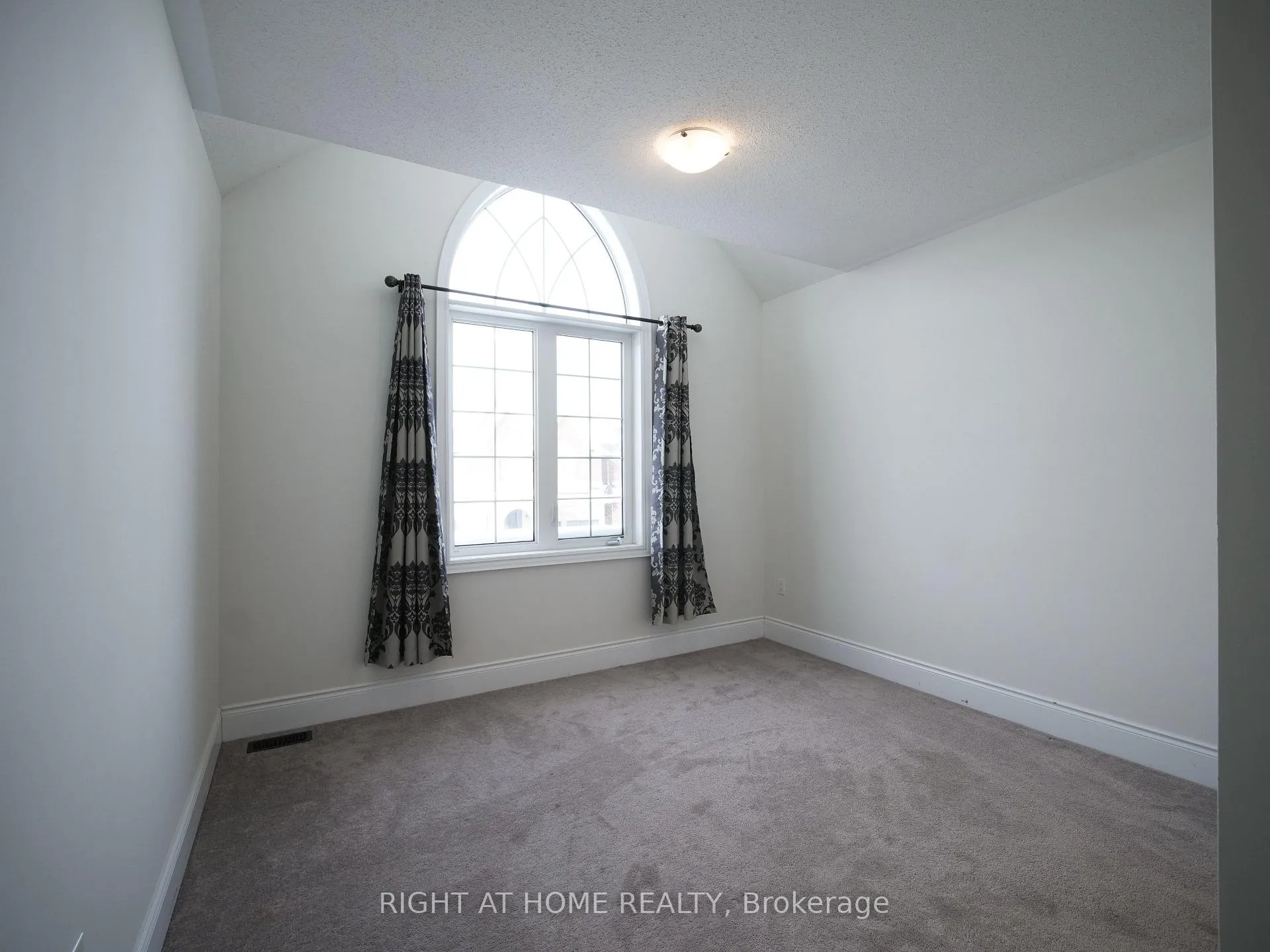 Photo 16 of Unit upper, 30 Alistair Crescent, Vaughan, Kleinburg — HOMEH