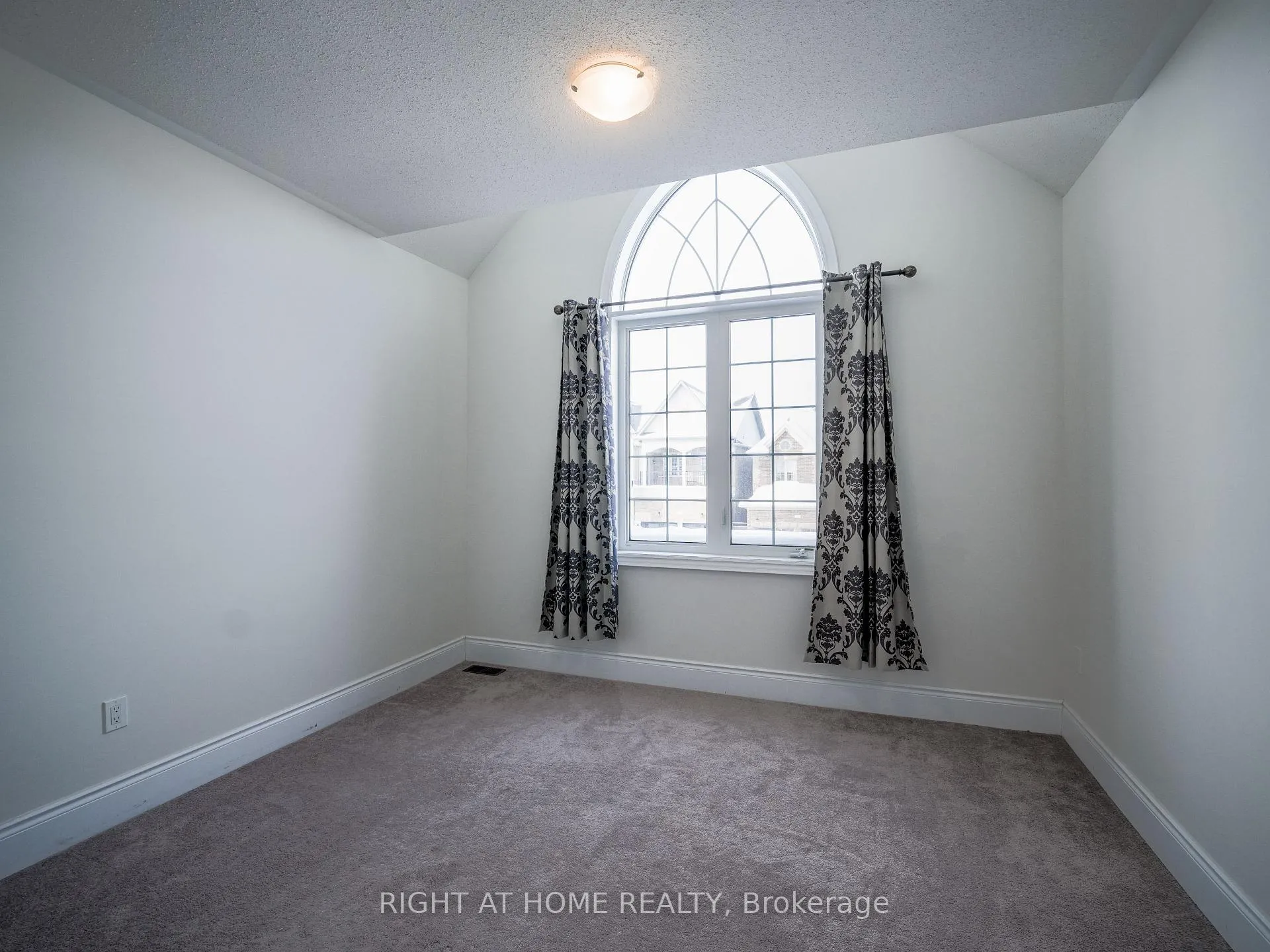Photo 17 of Unit upper, 30 Alistair Crescent, Vaughan, Kleinburg — HOMEH