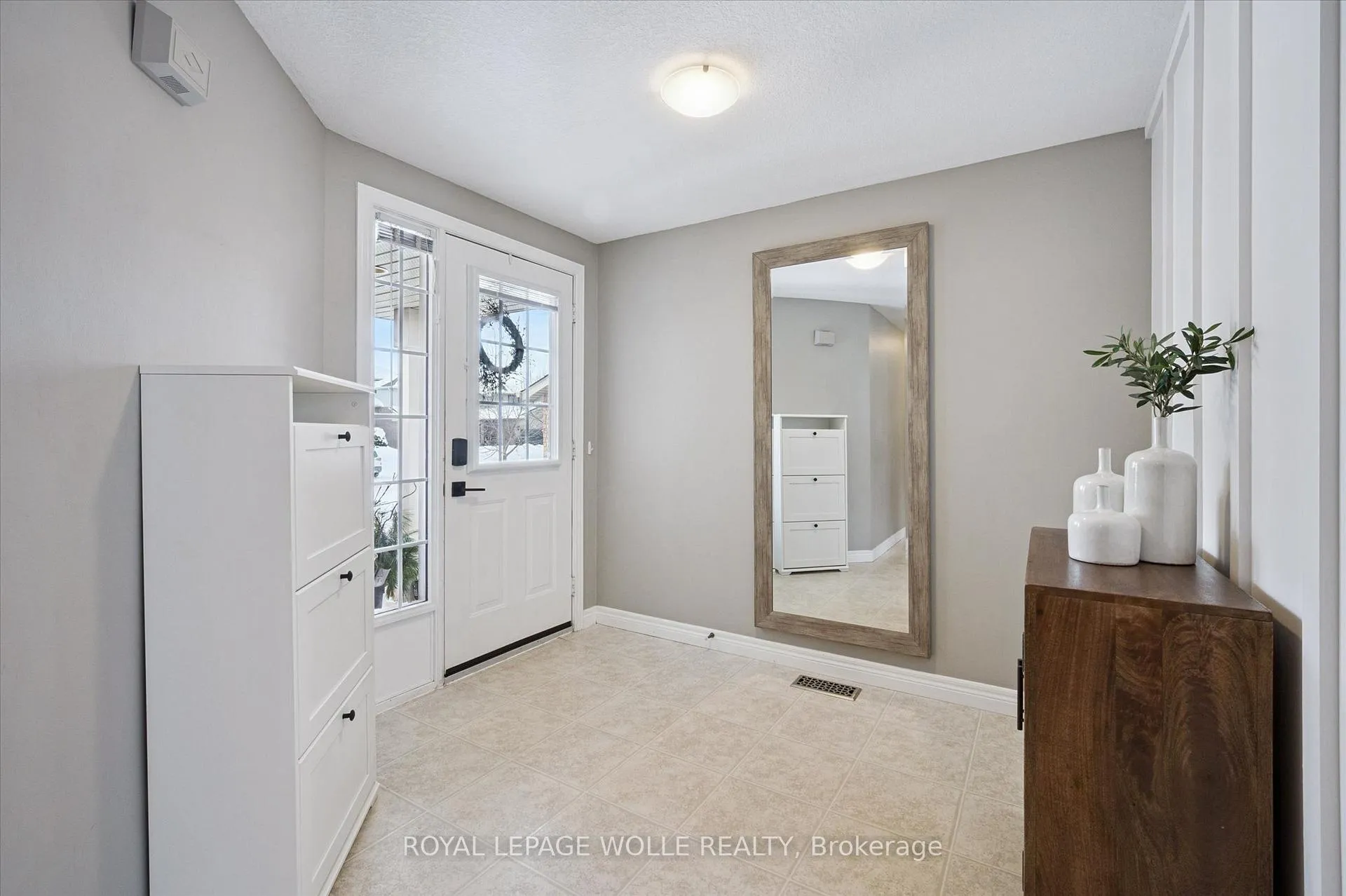 Photo 6 of 731 Breakwater Crescent, Waterloo — HOMEH