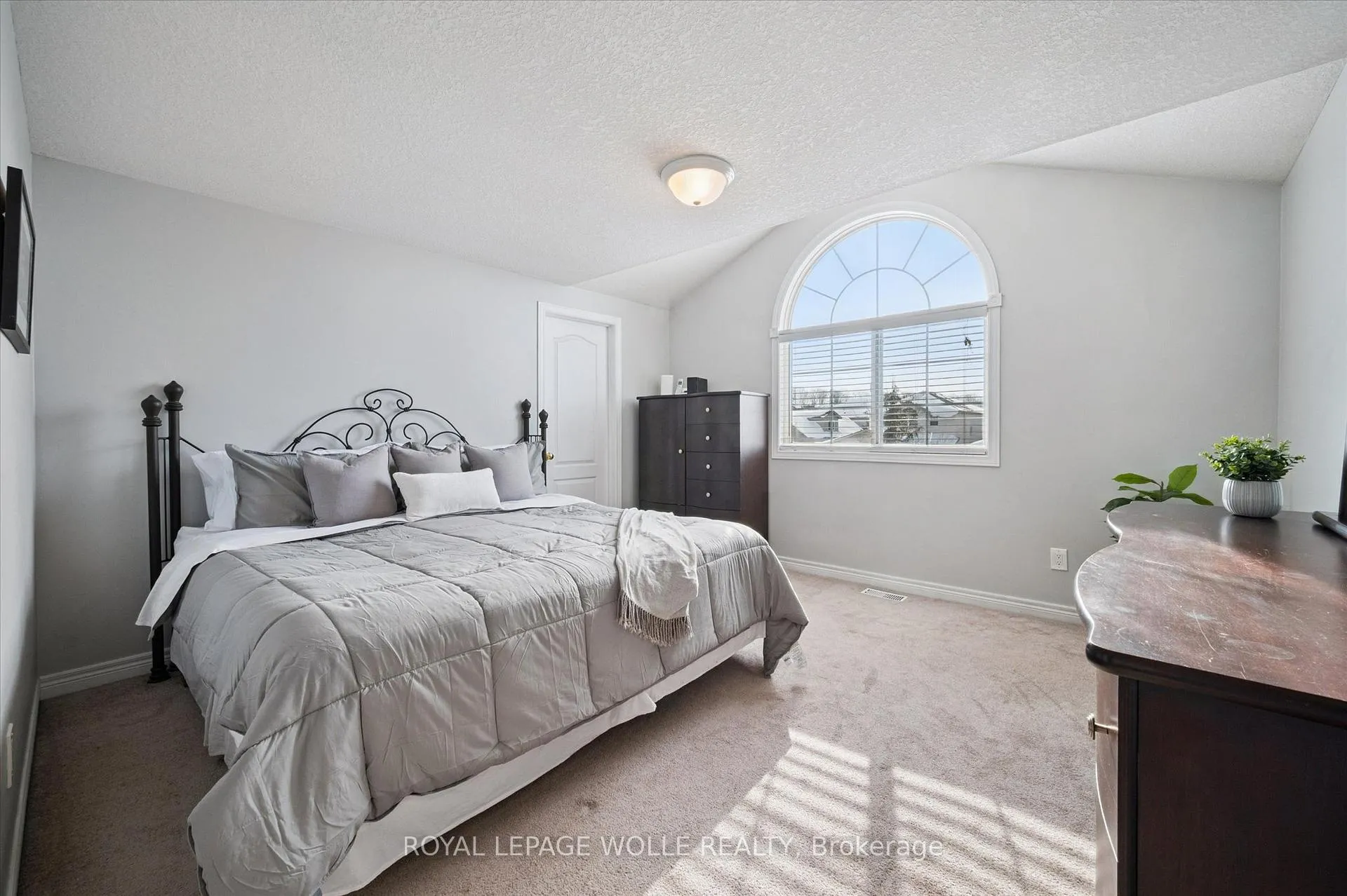 Photo 24 of 731 Breakwater Crescent, Waterloo — HOMEH