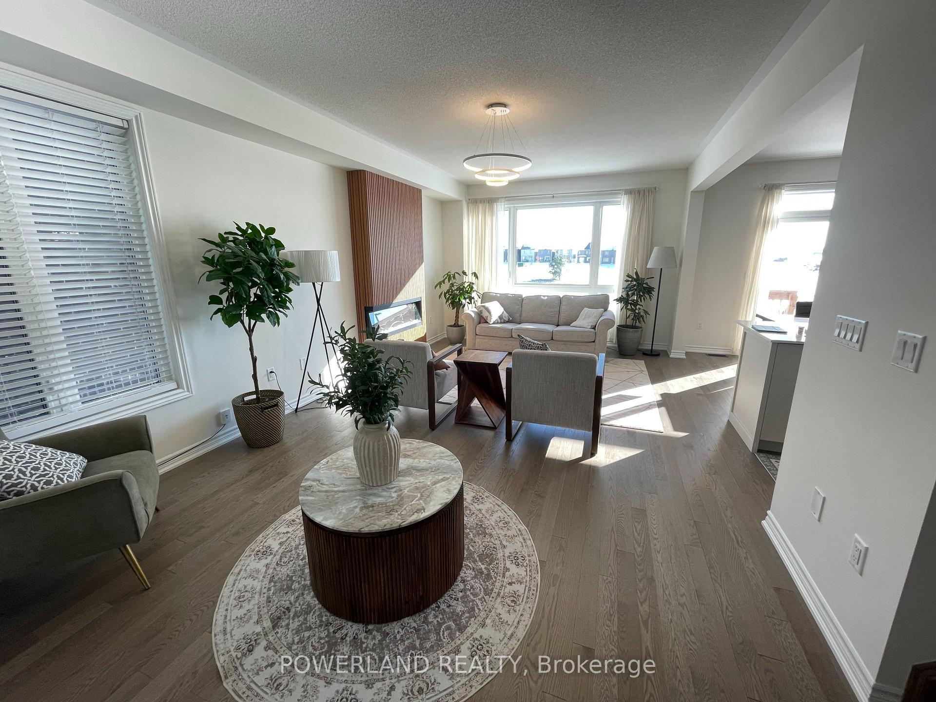 Photo 2 of 34 Phoenix Boulevard, Barrie, Rural Barrie Southeast — HOMEH