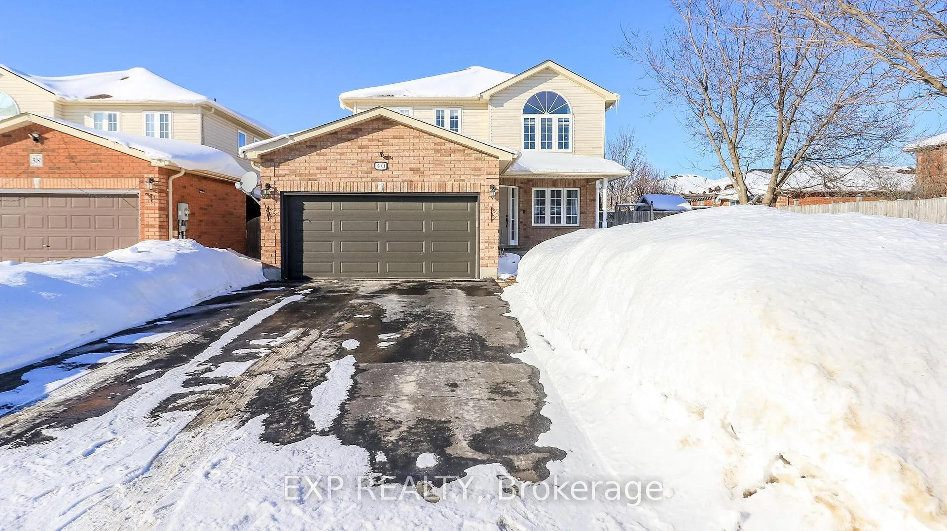 Photo 2 of 40 Benjamin Lane, Barrie, Painswick South — HOMEH