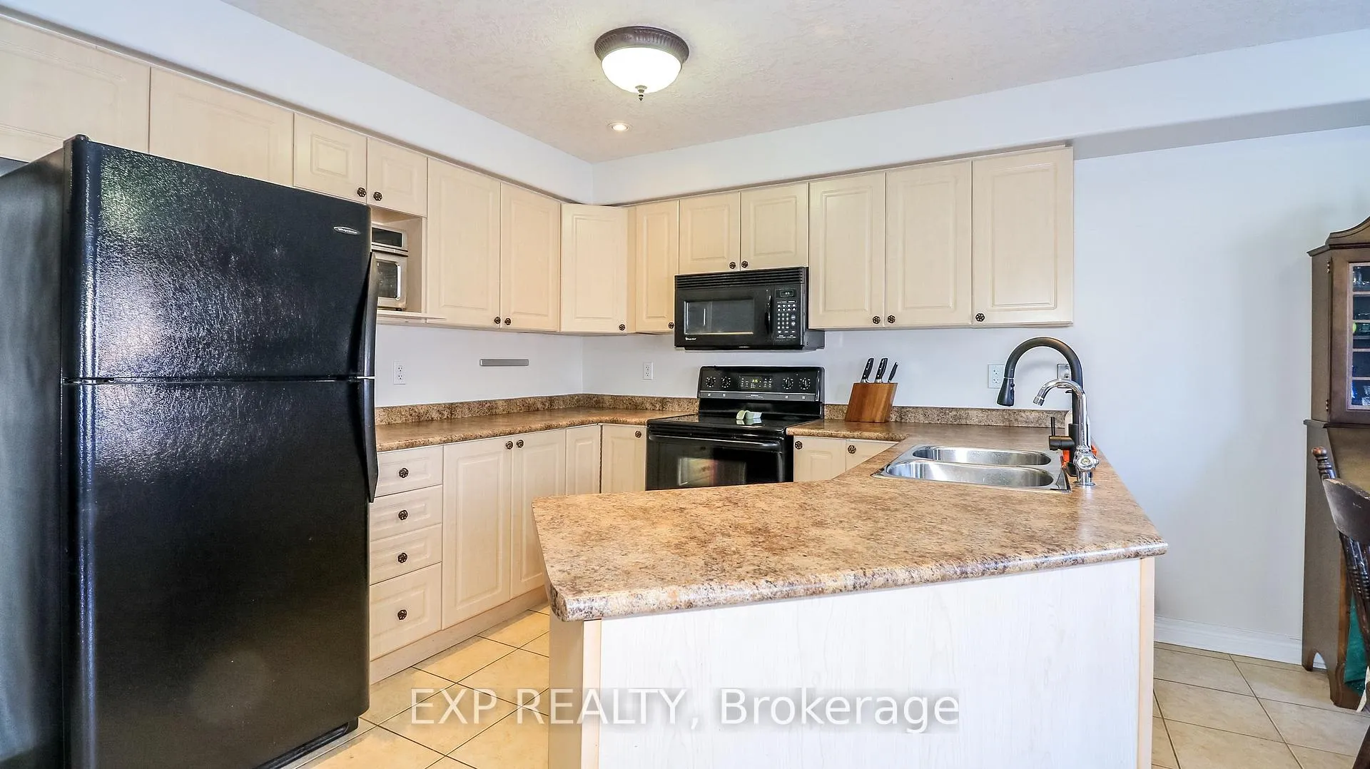 Photo 15 of 40 Benjamin Lane, Barrie, Painswick South — HOMEH