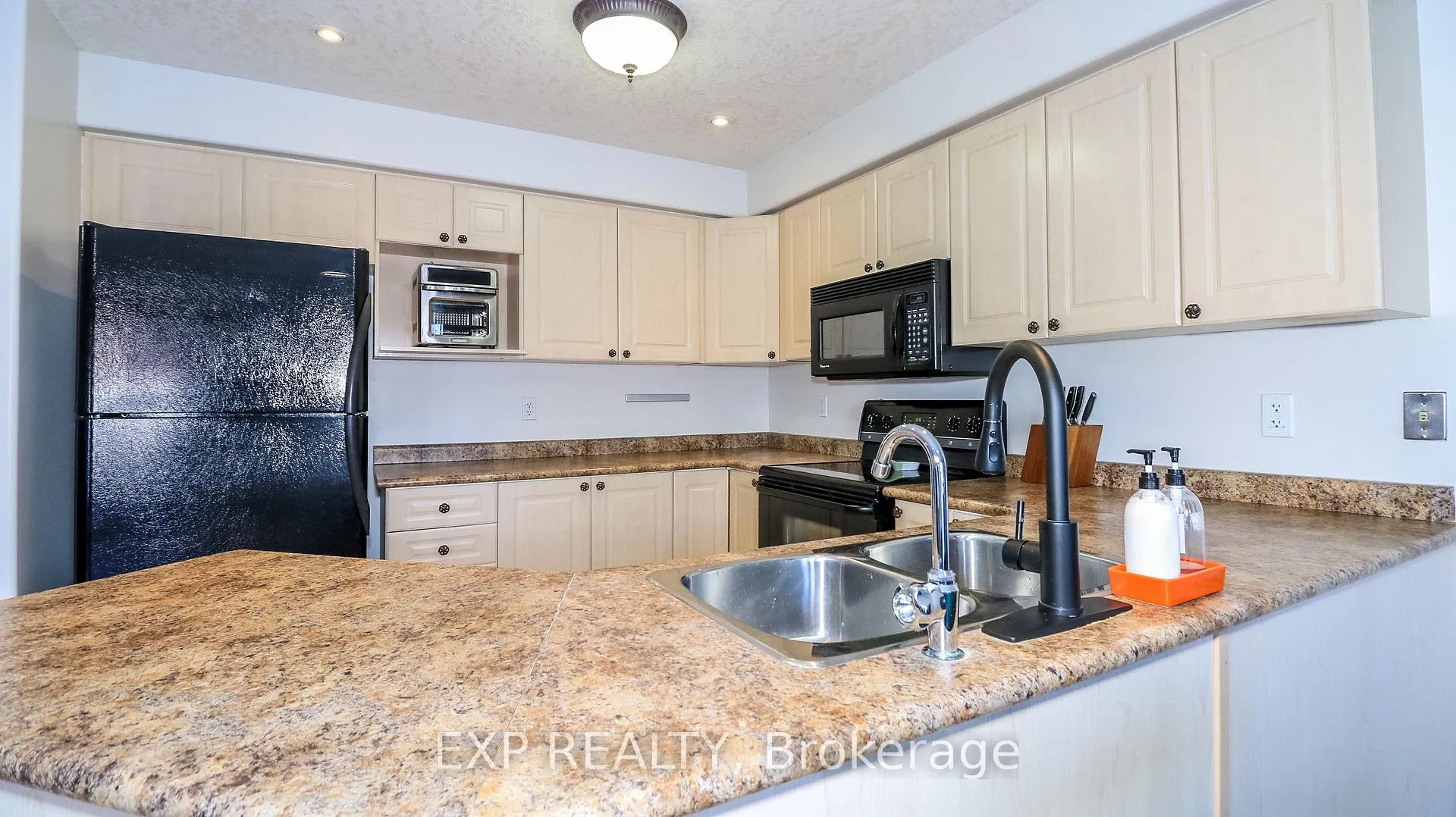 Photo 17 of 40 Benjamin Lane, Barrie, Painswick South — HOMEH