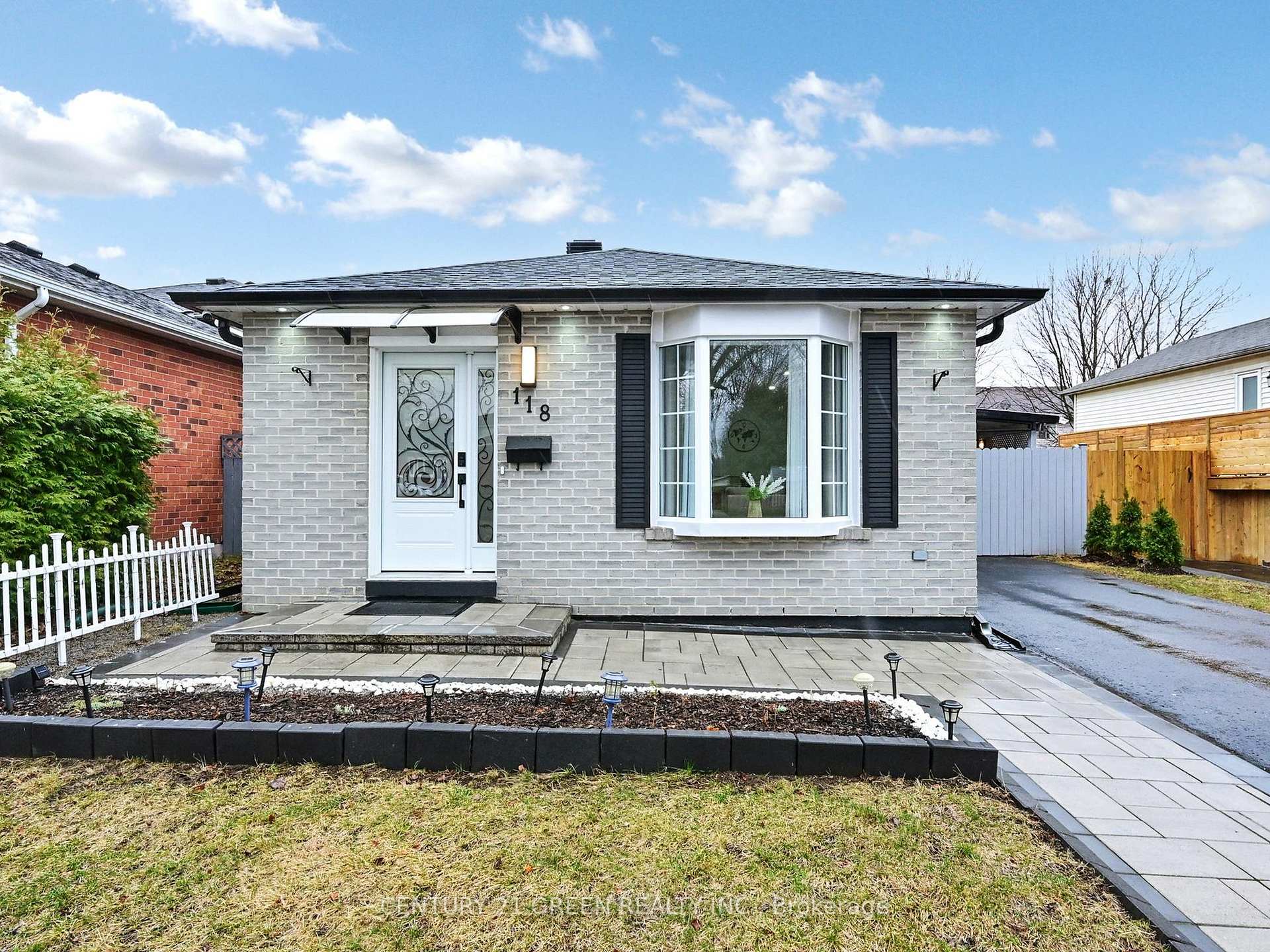 Photo 2 of 118 Homefield Square, Clarington, Courtice — HOMEH