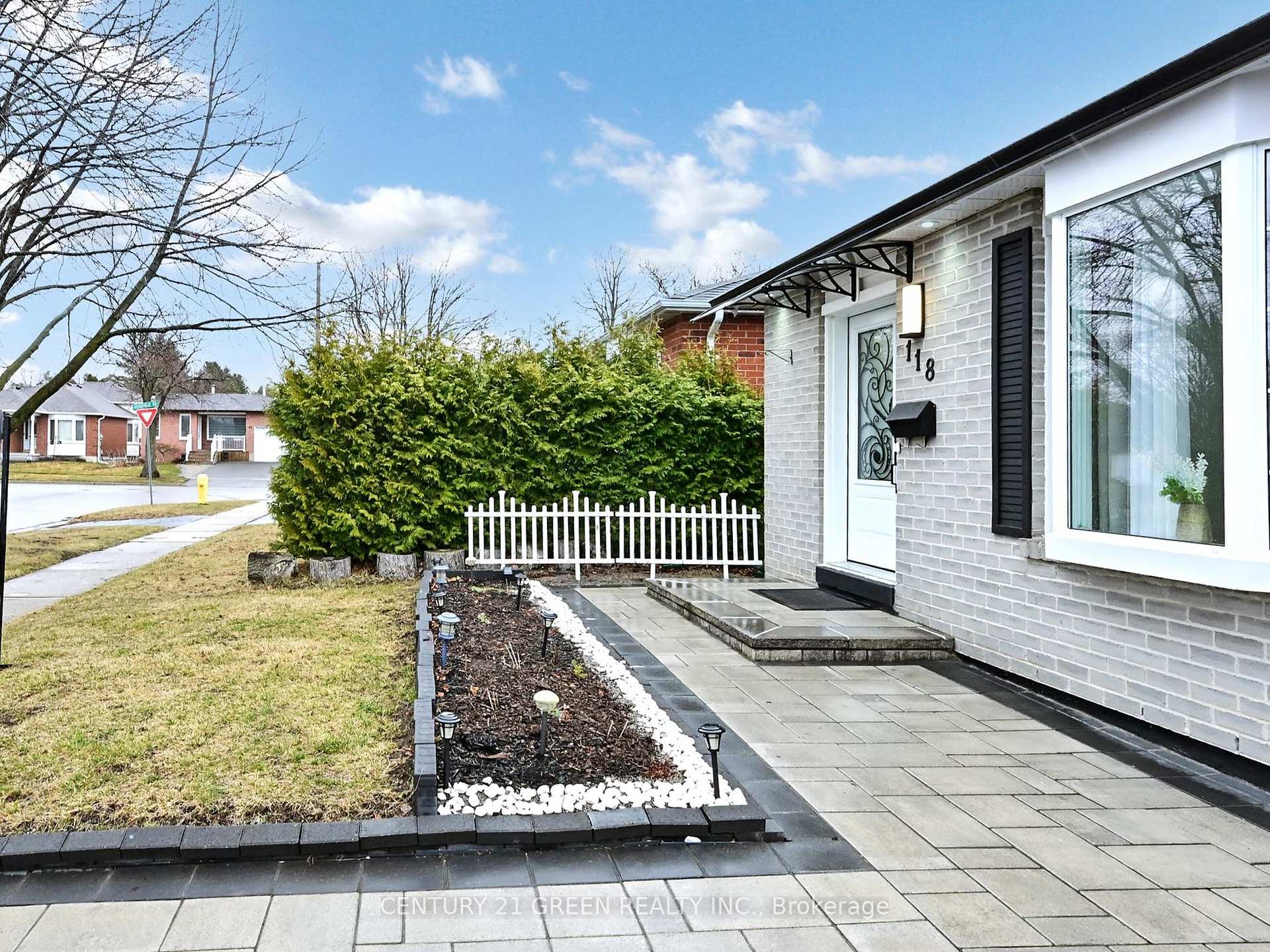Photo 3 of 118 Homefield Square, Clarington, Courtice — HOMEH