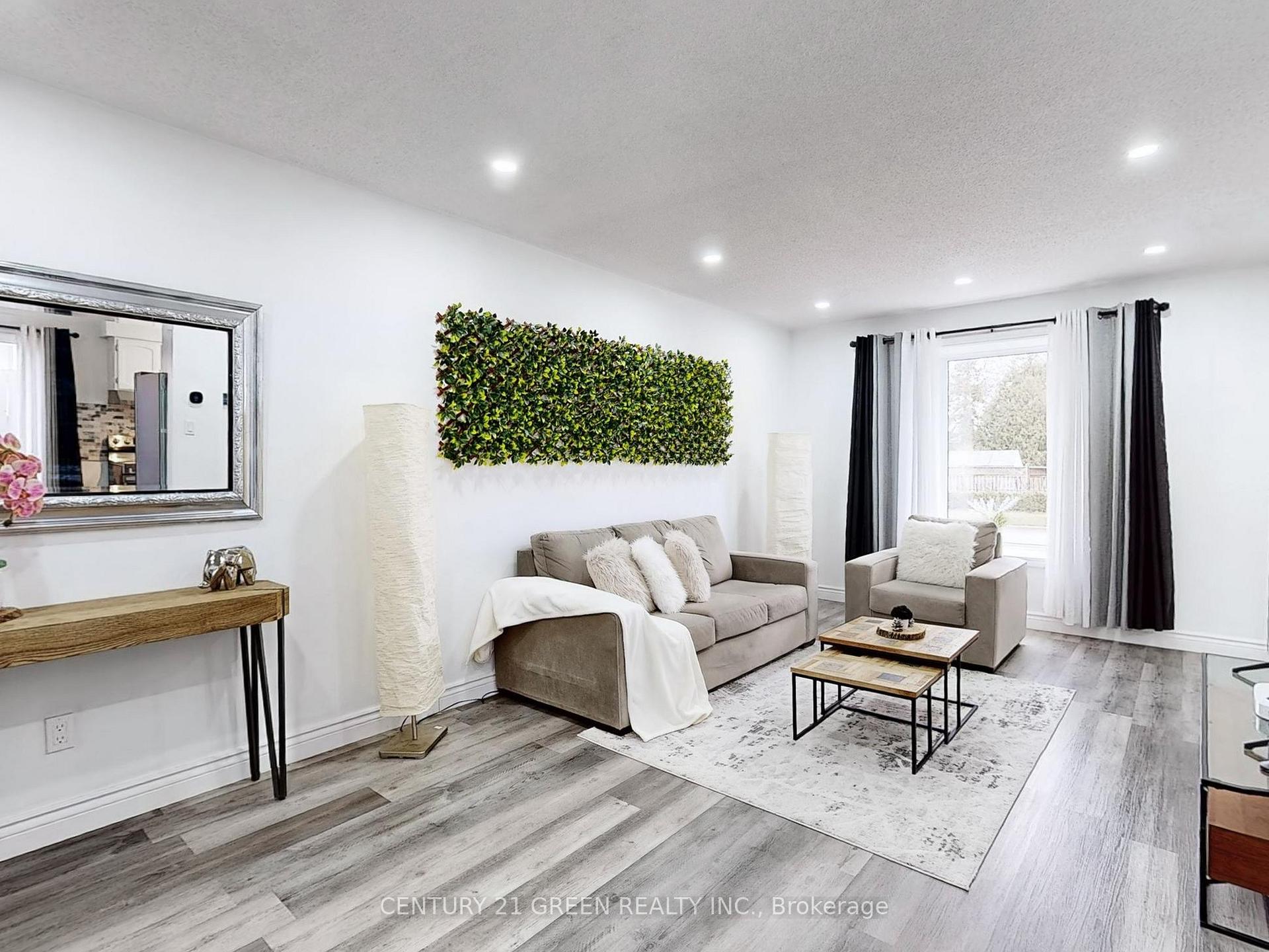 Photo 4 of 118 Homefield Square, Clarington, Courtice — HOMEH