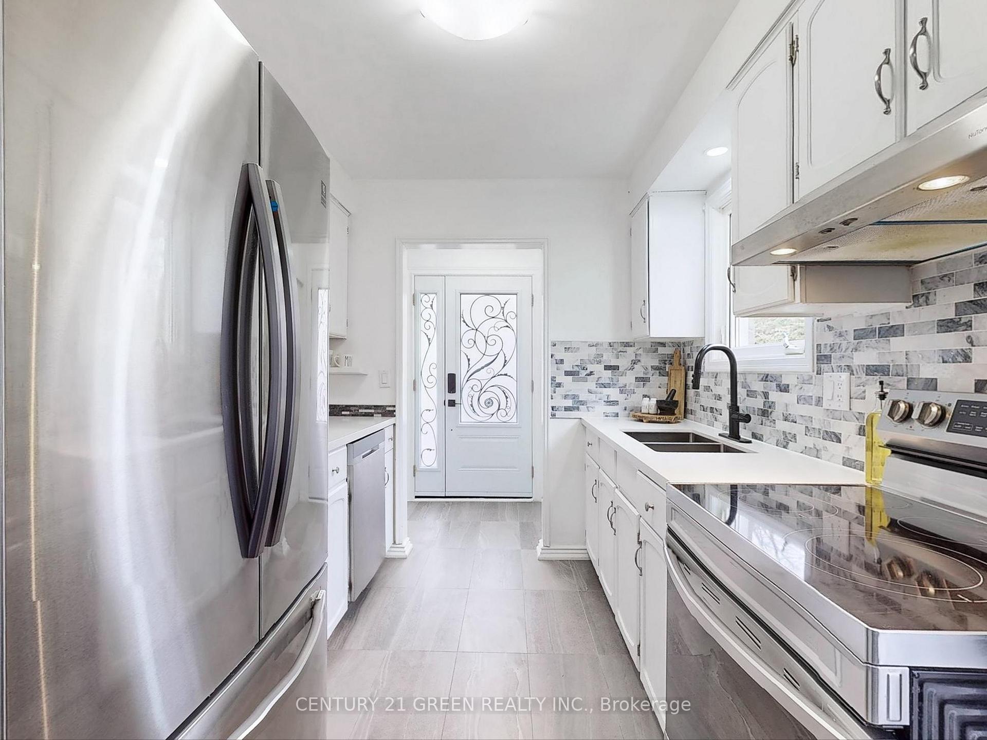 Photo 9 of 118 Homefield Square, Clarington, Courtice — HOMEH