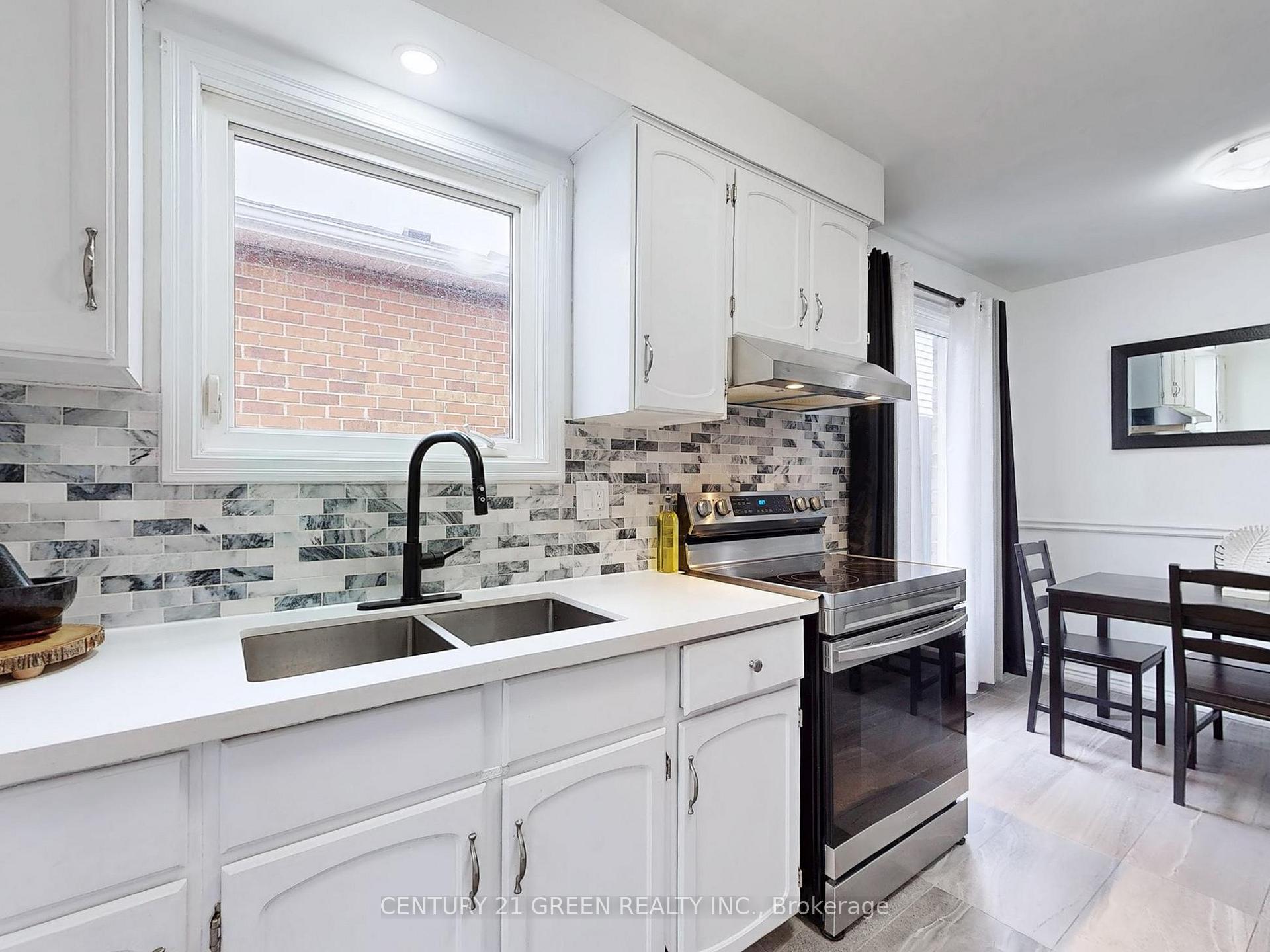 Photo 10 of 118 Homefield Square, Clarington, Courtice — HOMEH