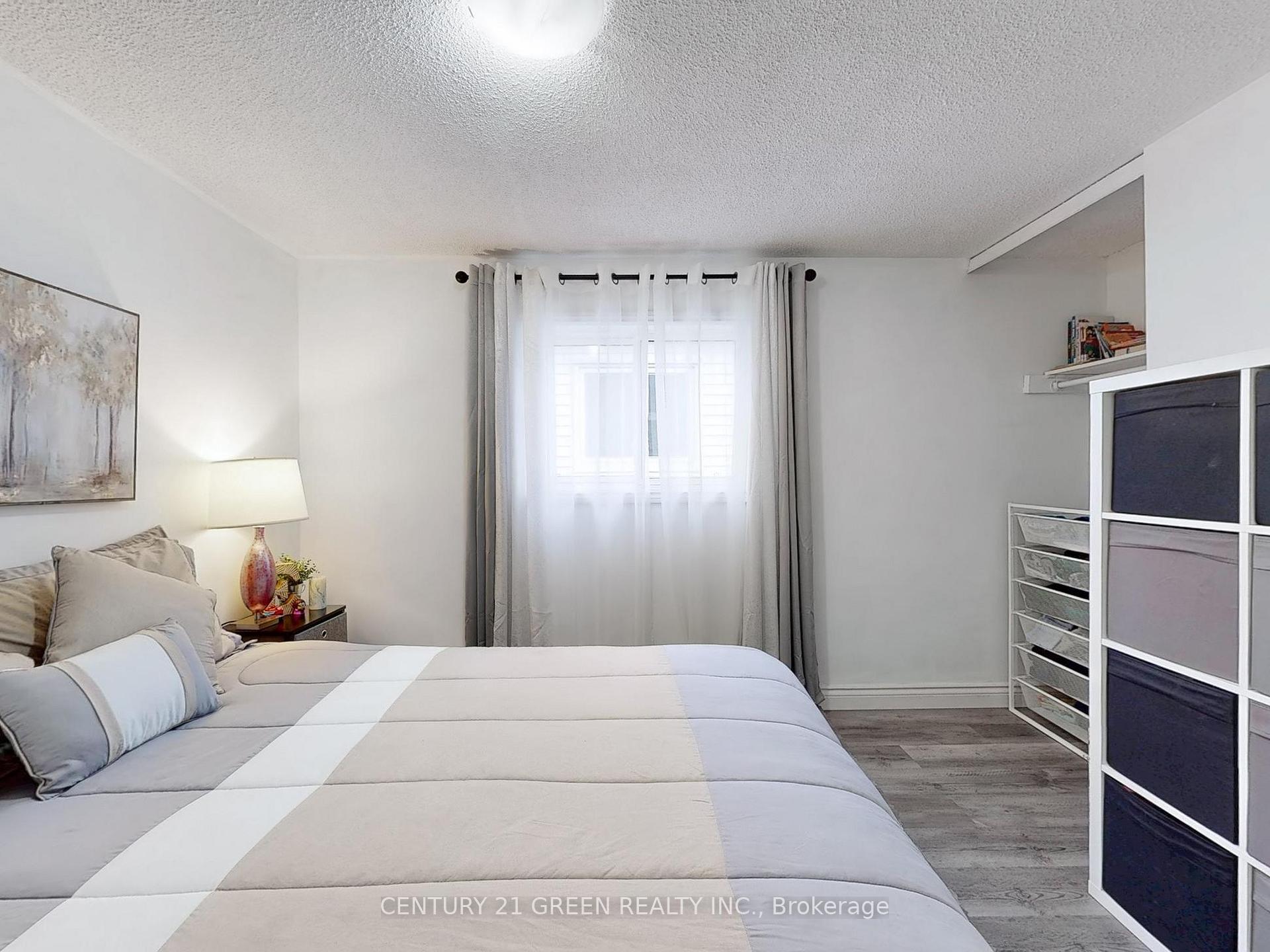 Photo 16 of 118 Homefield Square, Clarington, Courtice — HOMEH