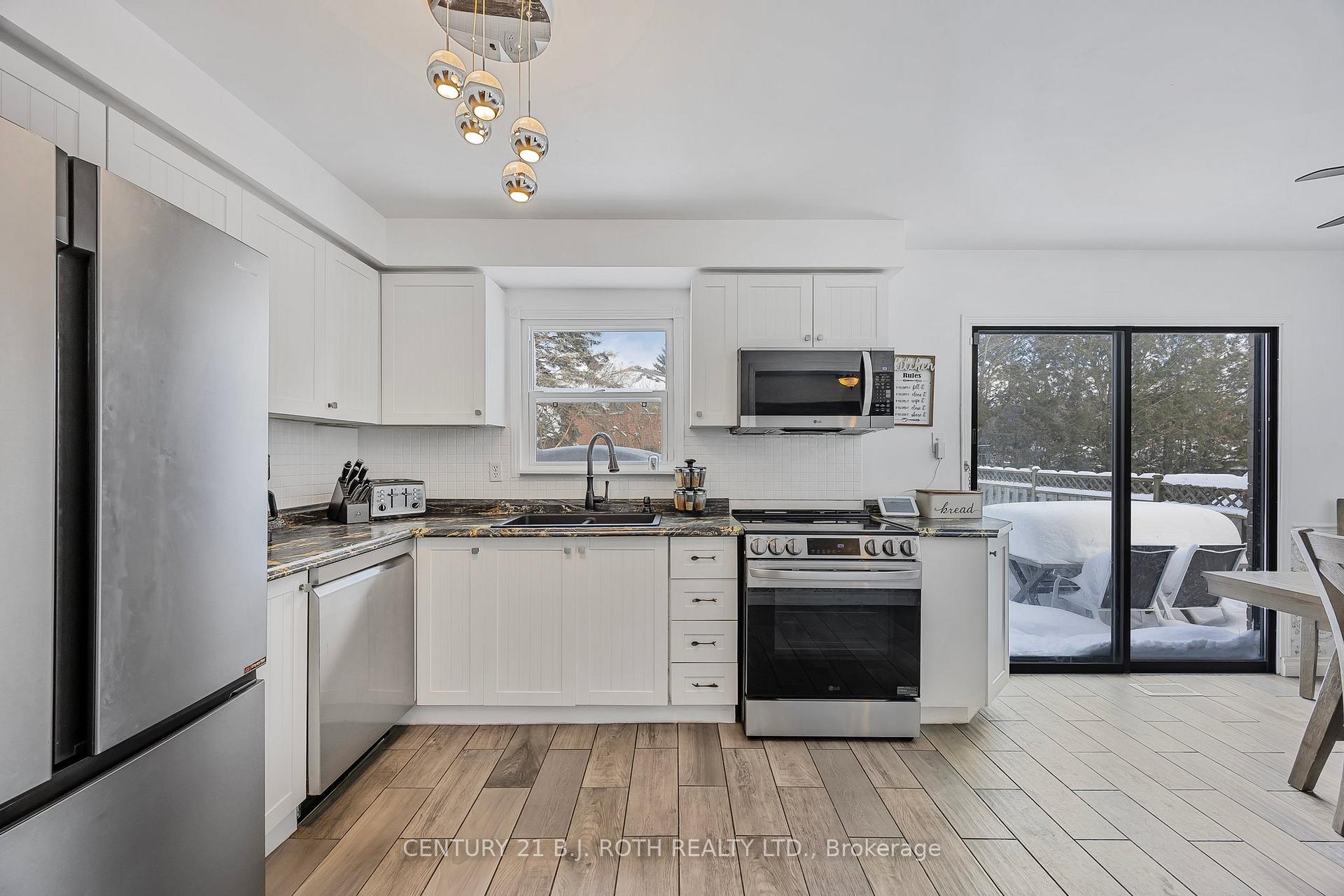 Photo 2 of 13 Wallace Drive, Barrie, Northwest — HOMEH