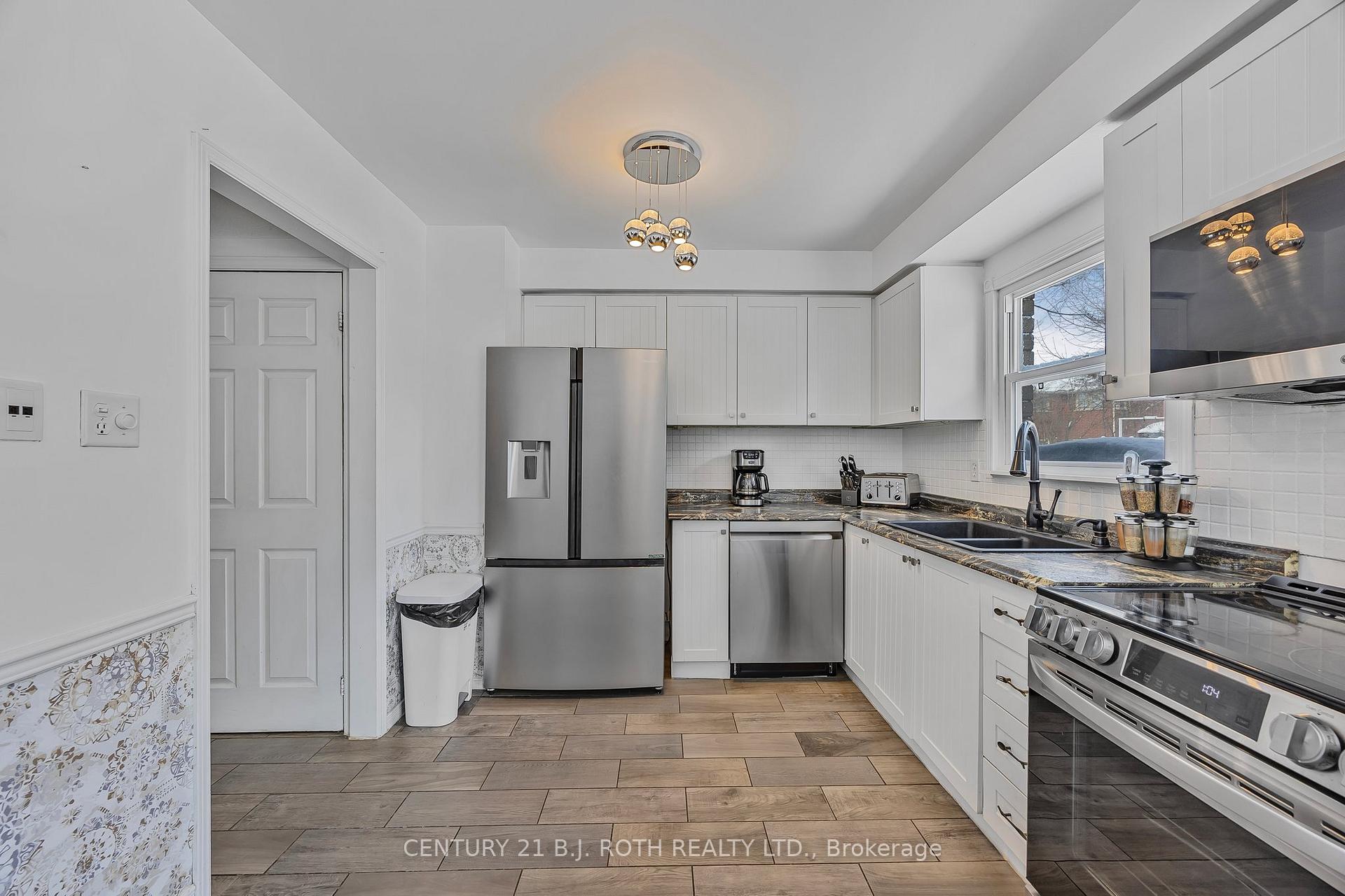 Photo 4 of 13 Wallace Drive, Barrie, Northwest — HOMEH